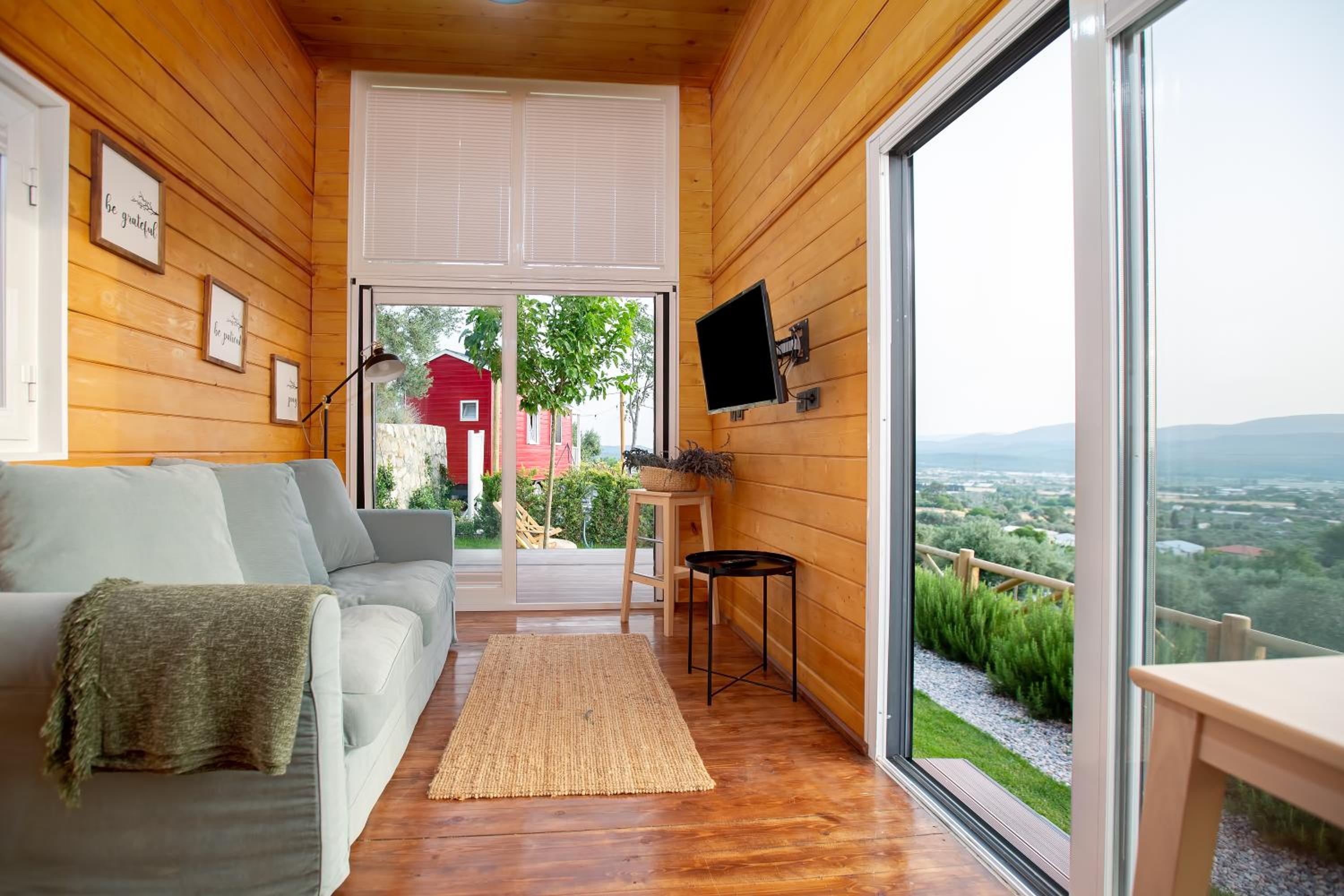 Superior Bungalow - Photo 3