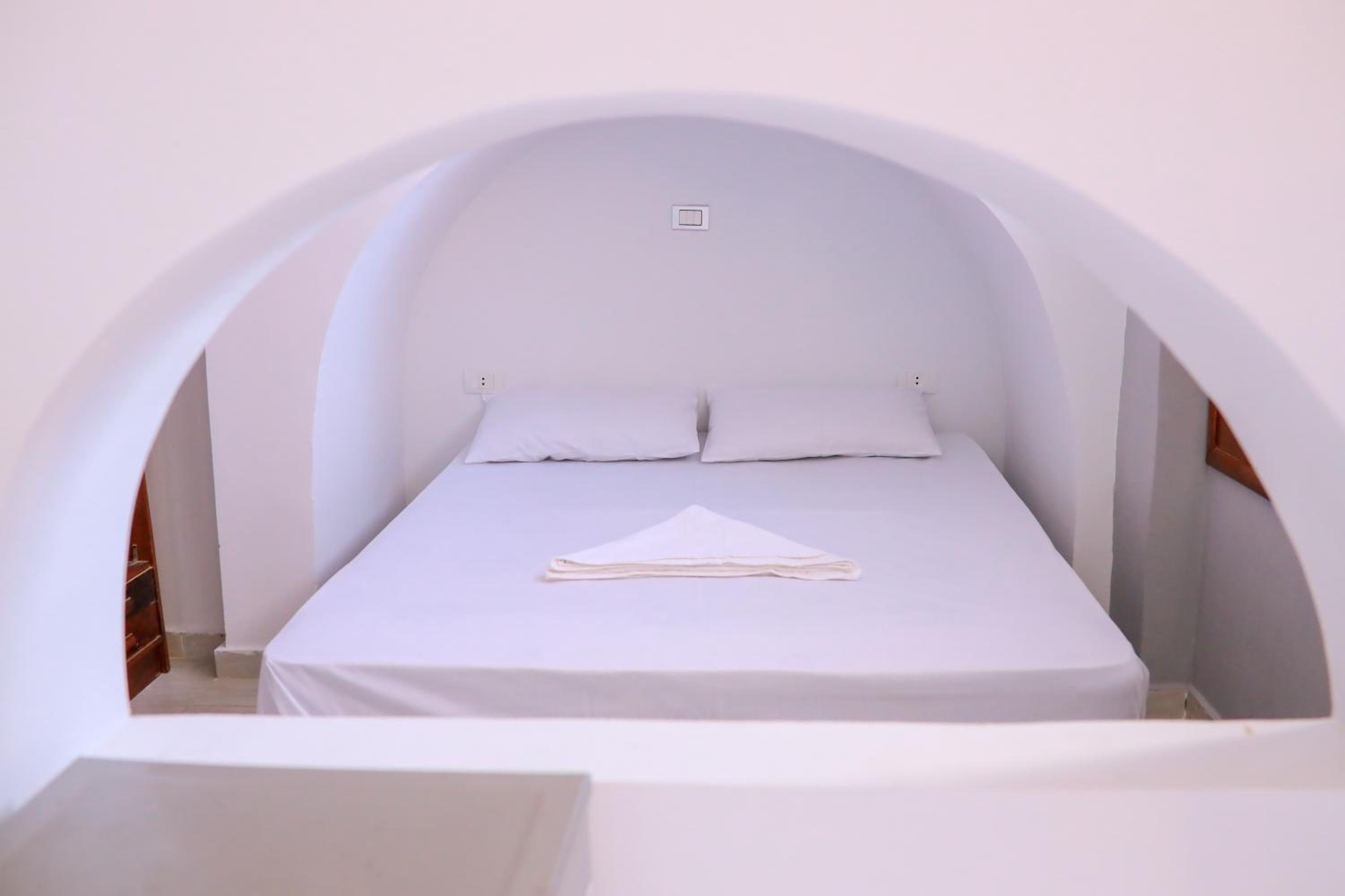 Double or Twin Room with Terrace - Photo 12