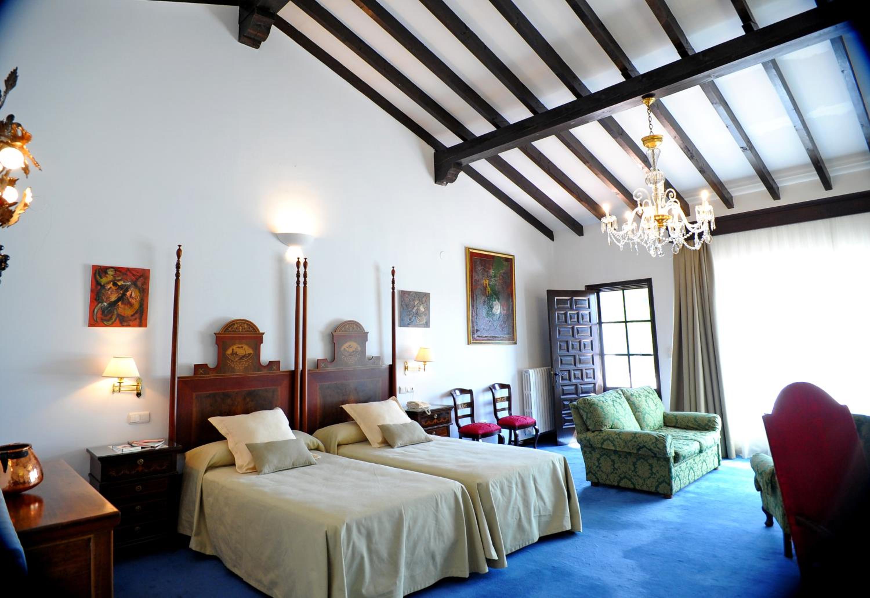 Suite with Hydro Massage and Terrace - Photo 9