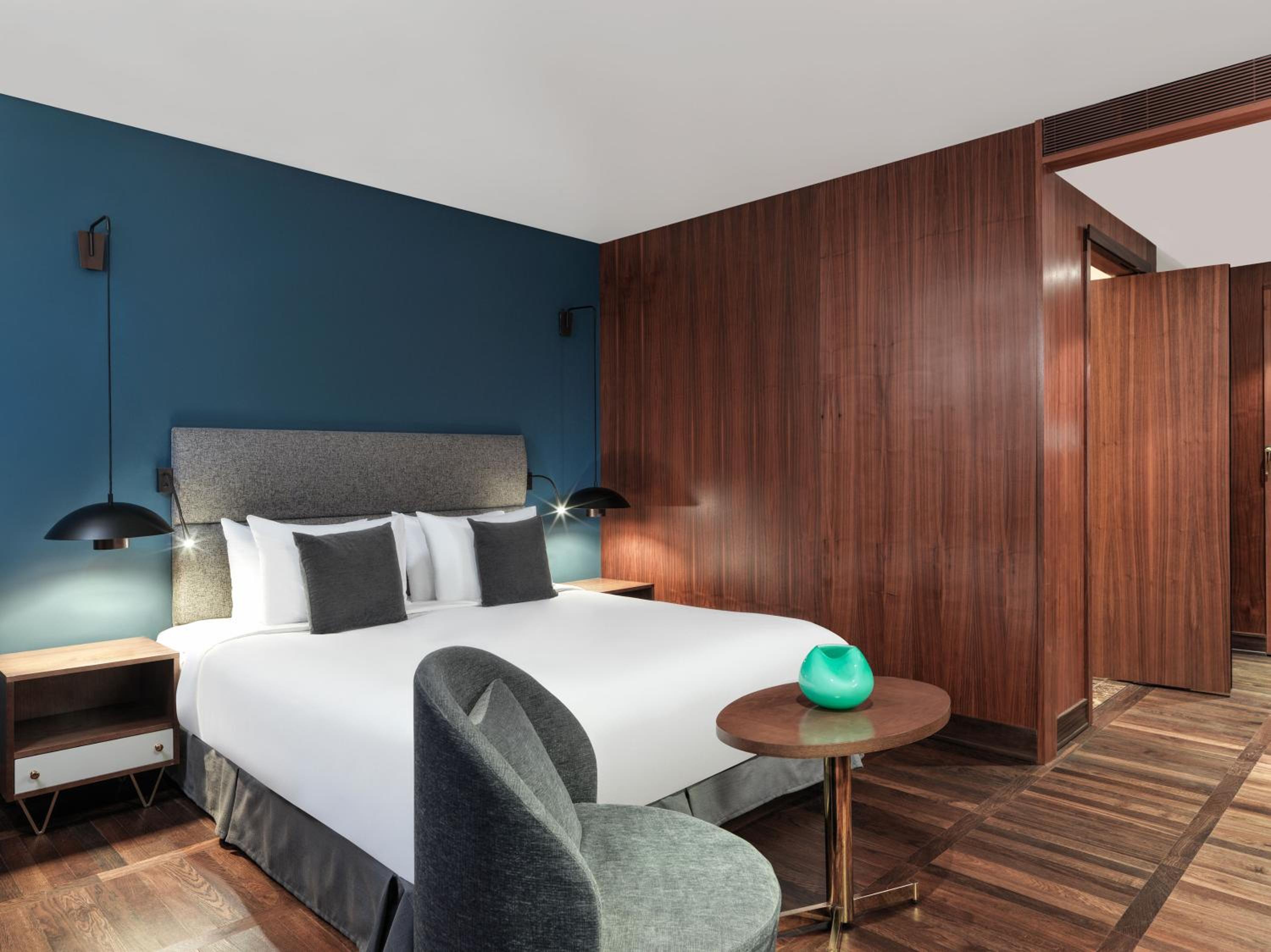 Deluxe King Room, Guest room, 1 King - Photo 5