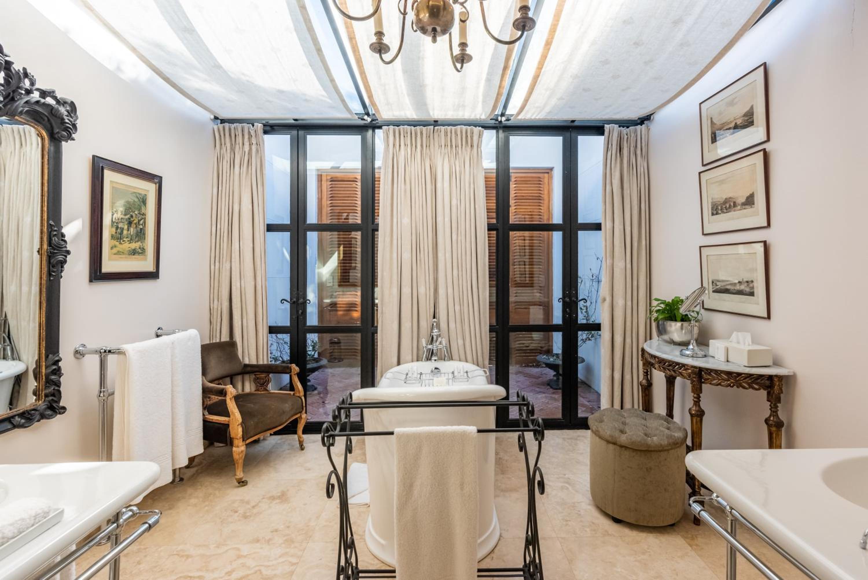 Luxury Room - Photo 8