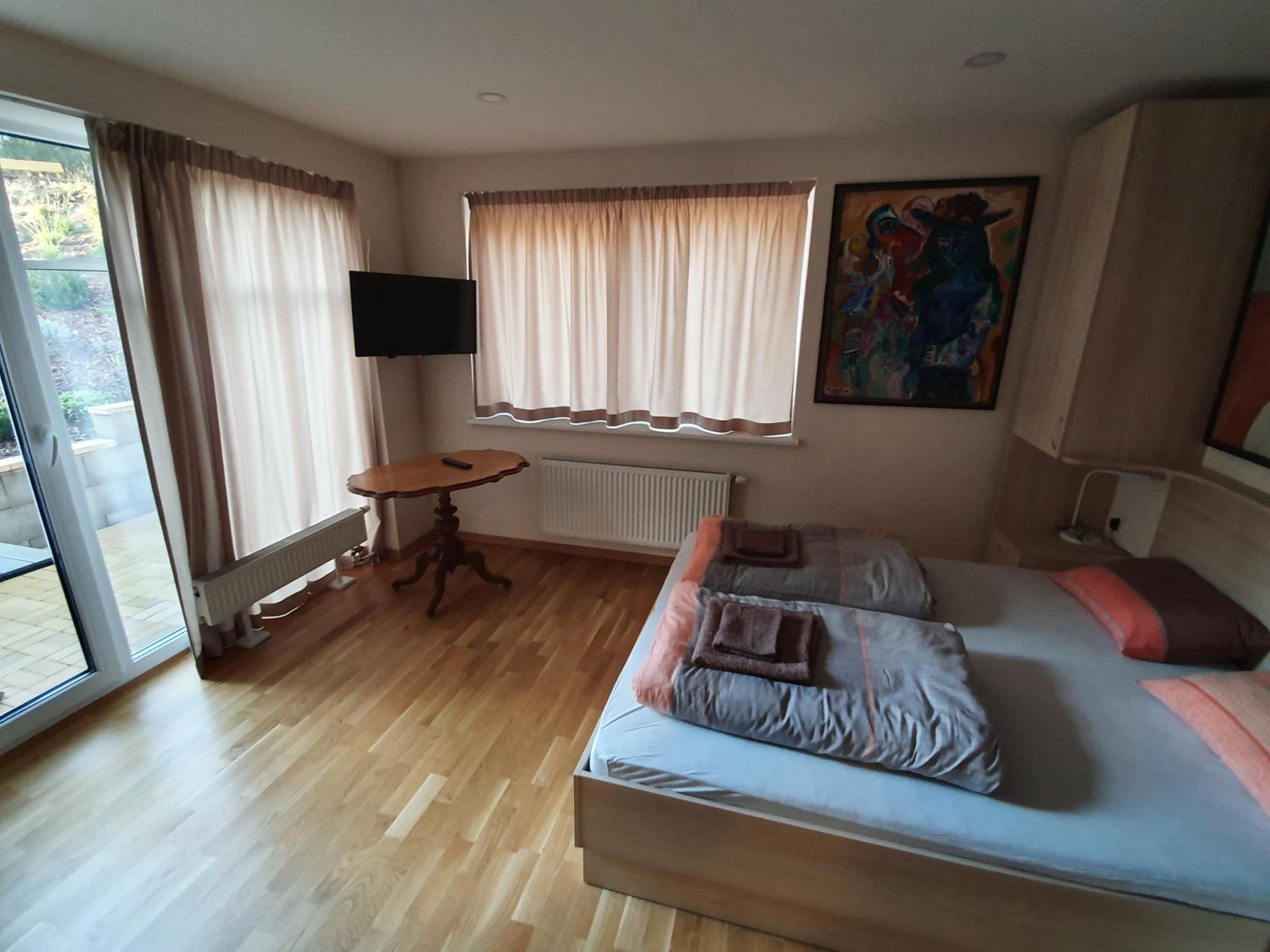 One-Bedroom Apartment photo 1
