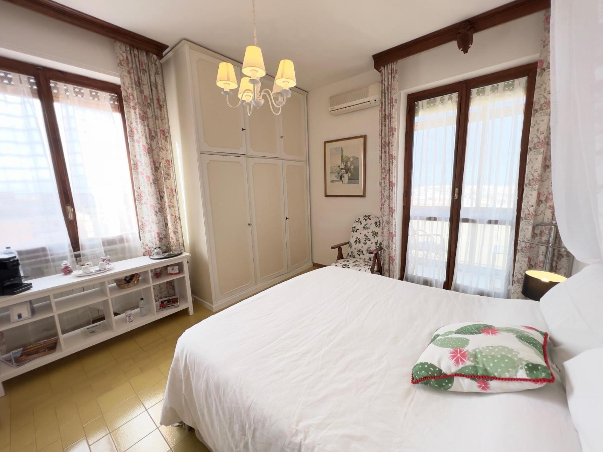 Deluxe Double or Twin Room - Photo 10