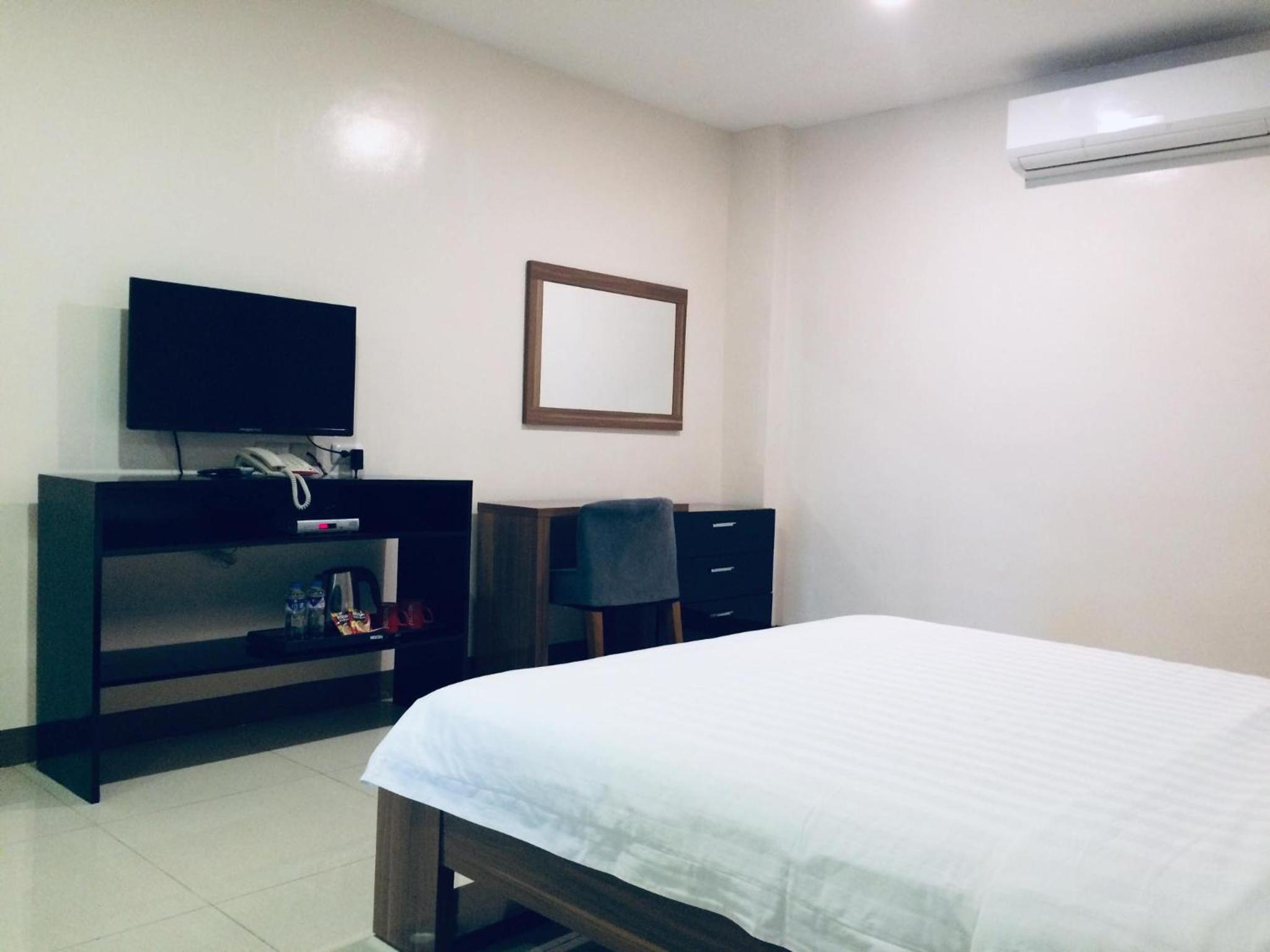 Standard Queen Room with One Queen Bed (Non Smoking) photo 2