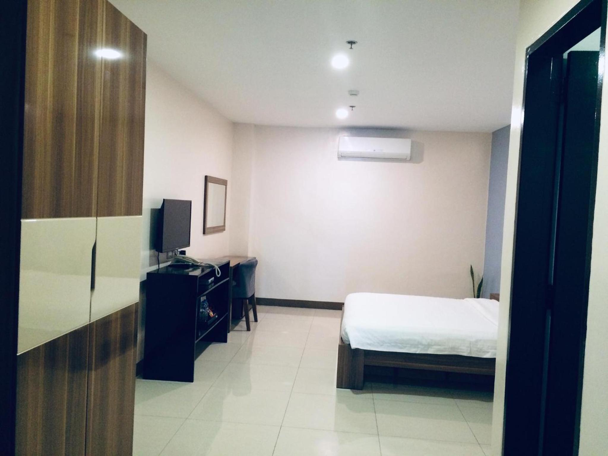 Standard Queen Room with One Queen Bed (Non Smoking) photo 3