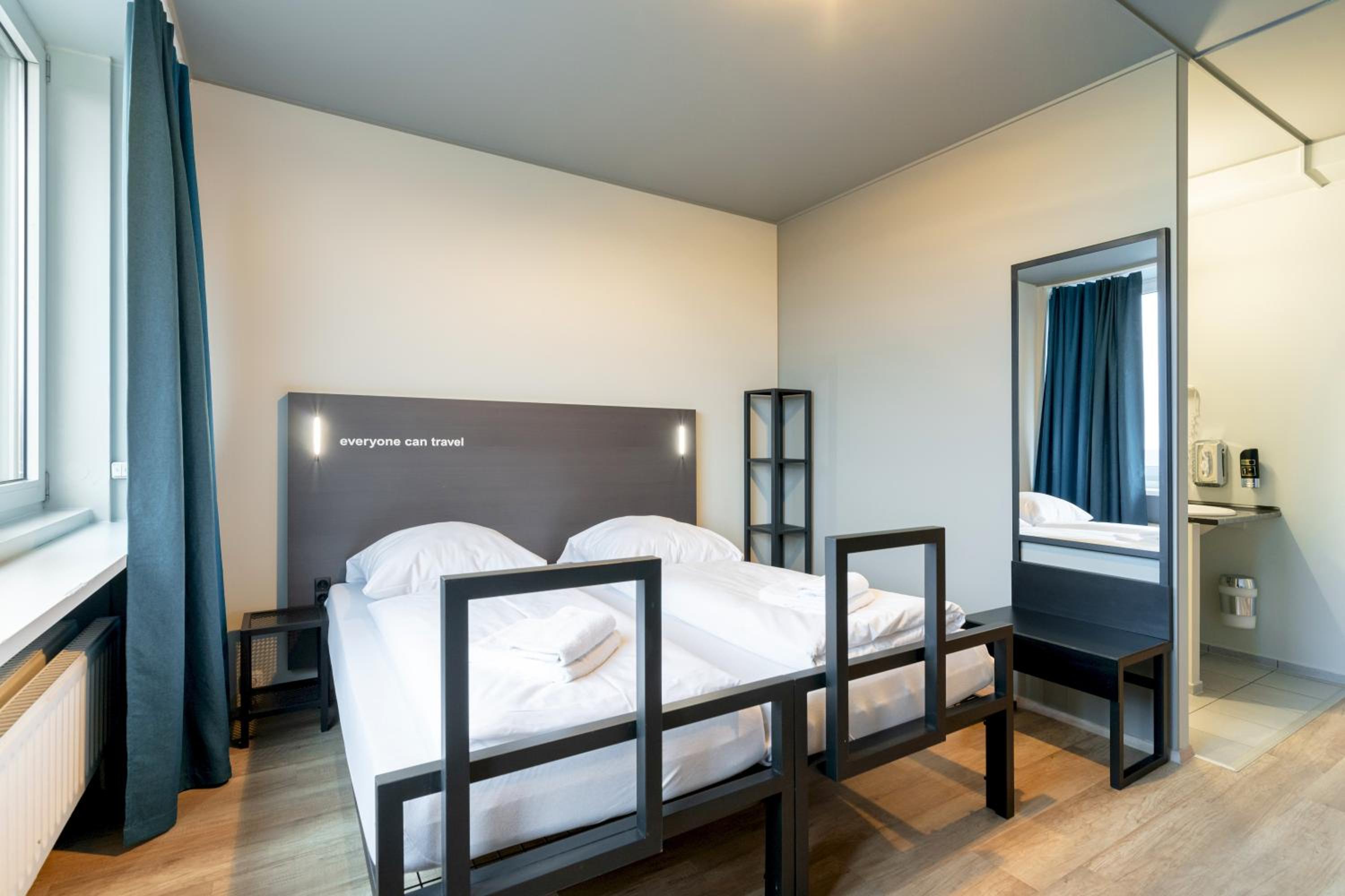 Twin Room - Photo 7