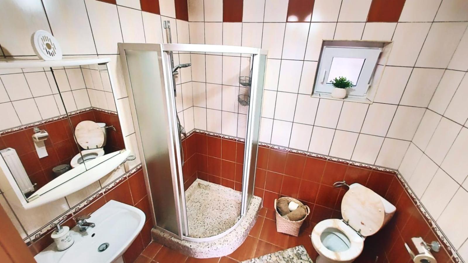 Double Room with Private Bathroom - Photo 4