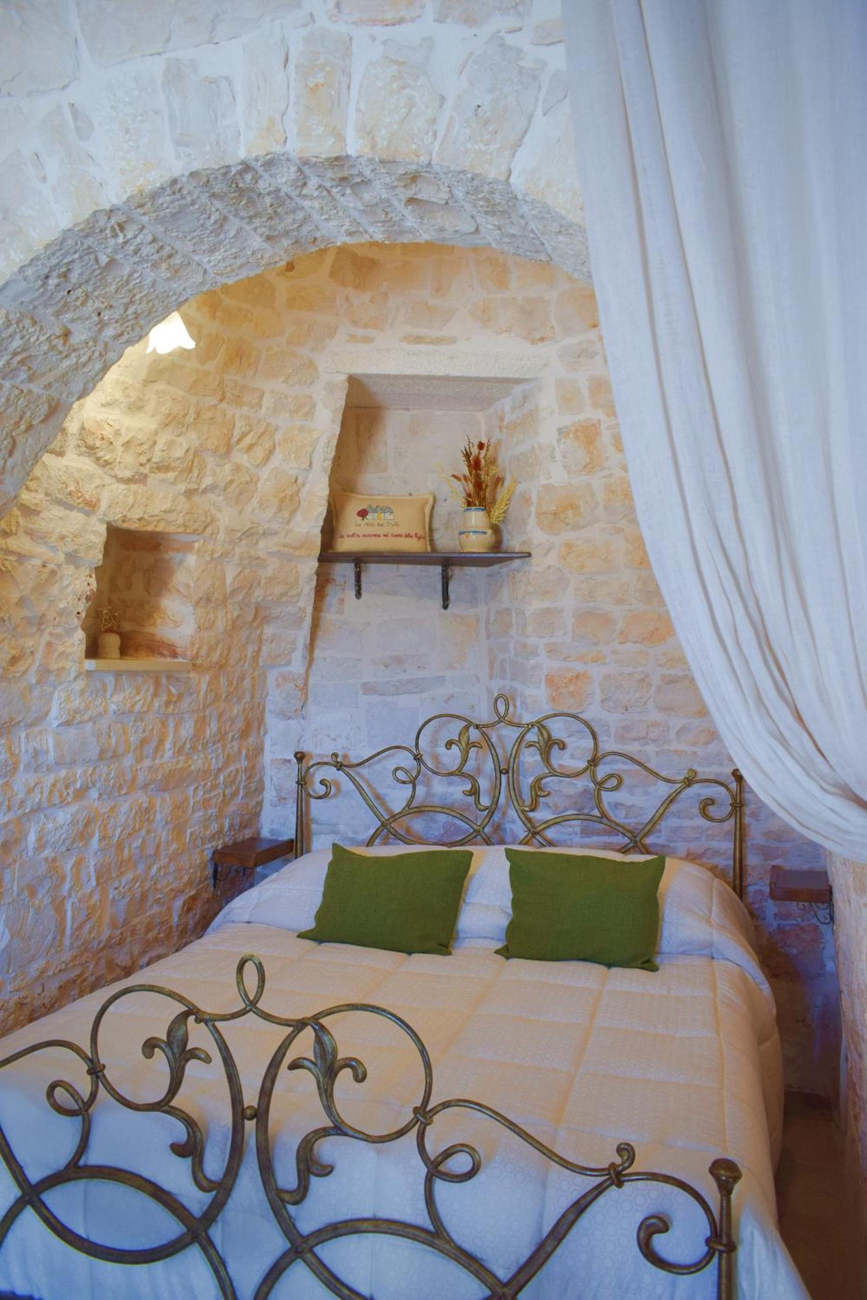 Trullo with private patio photo 3