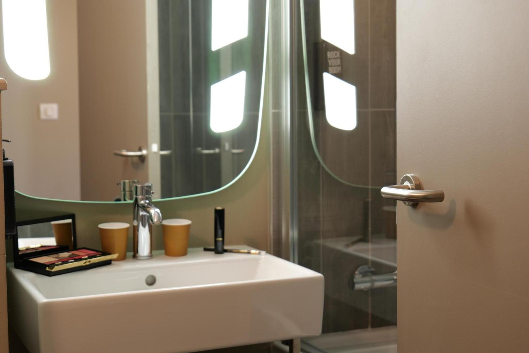 Standard Twin Room with Shower photo 2