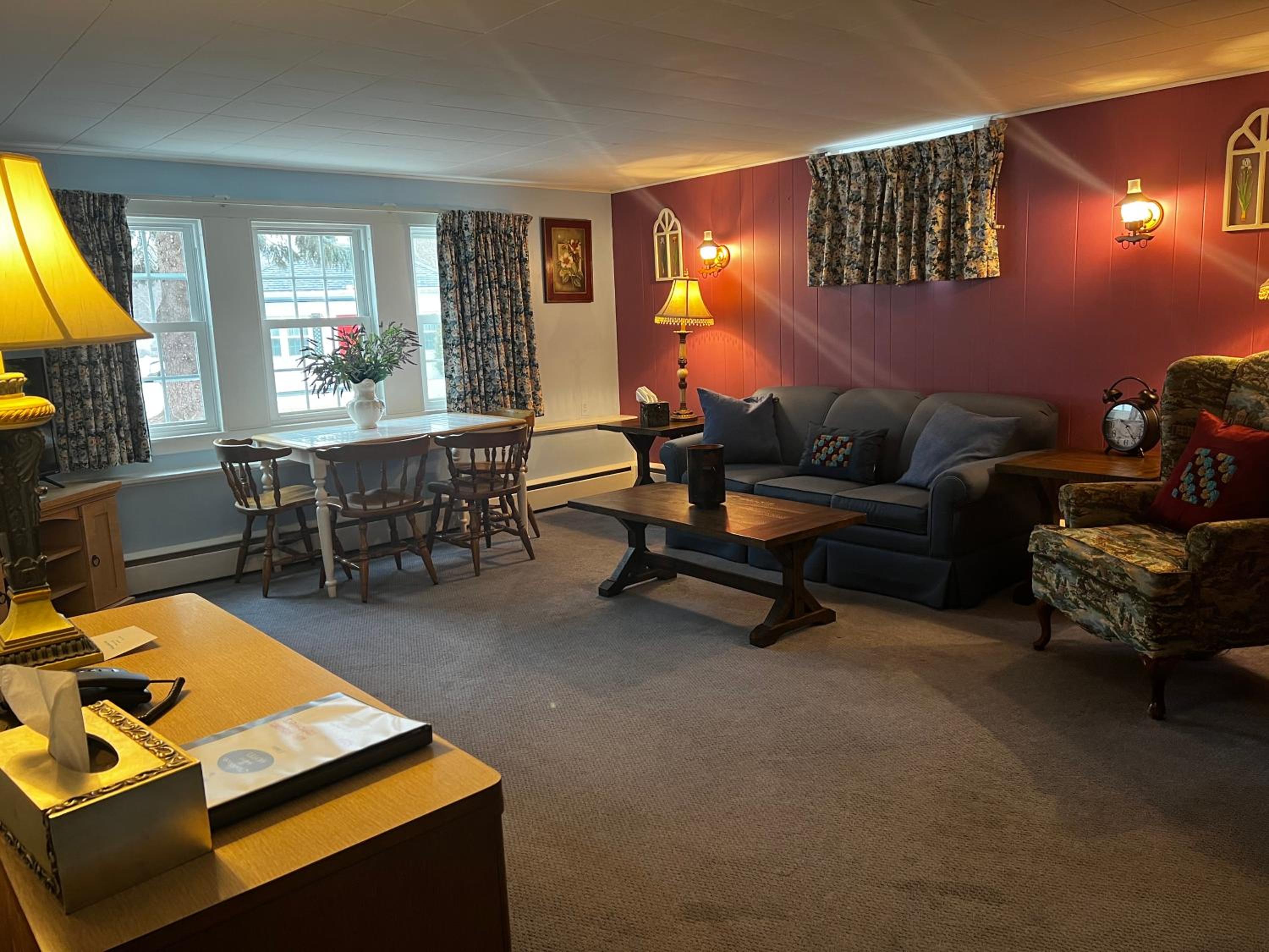 Deluxe Queen Suite