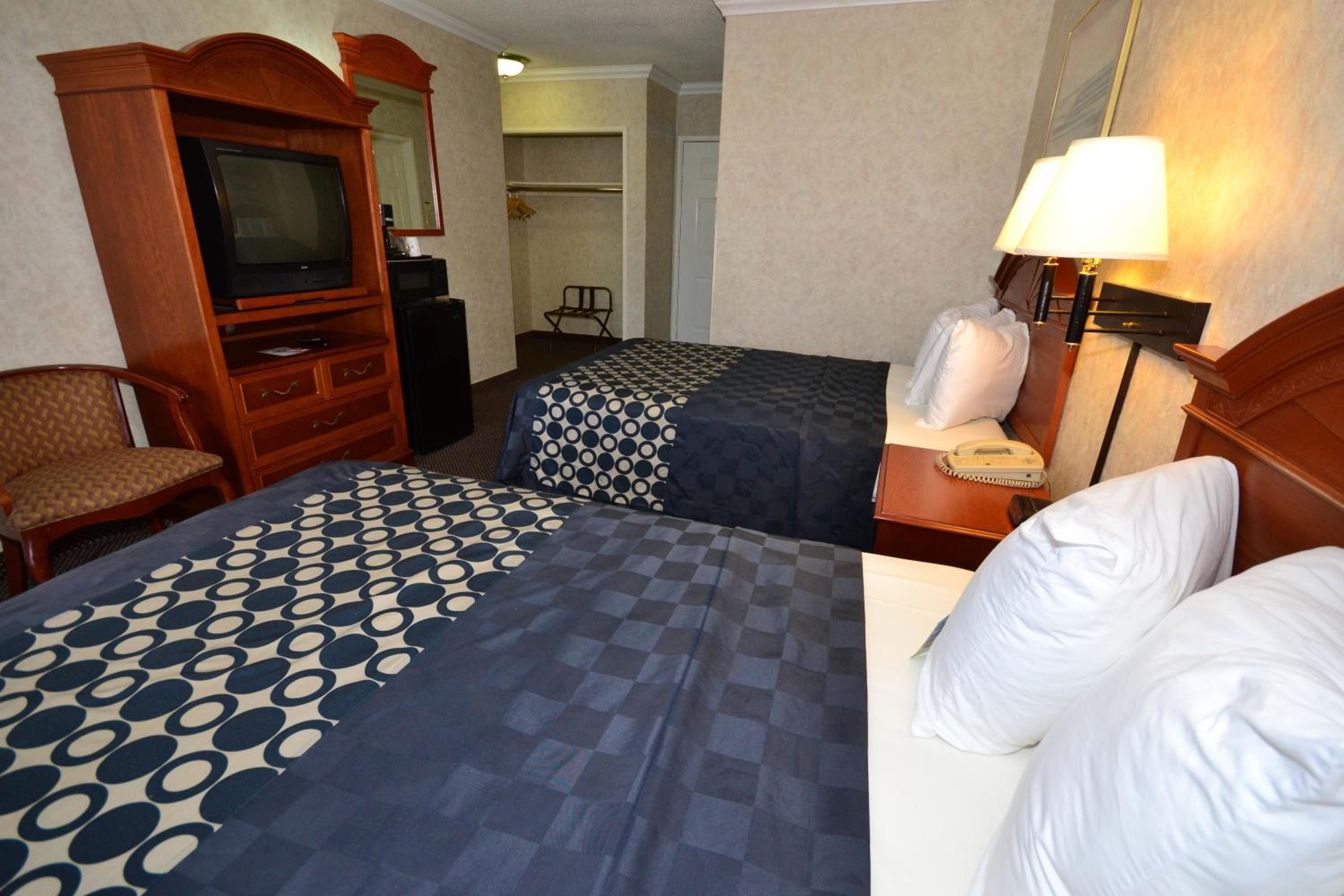Queen Room with Two Queen Beds - Non-Smoking photo 2