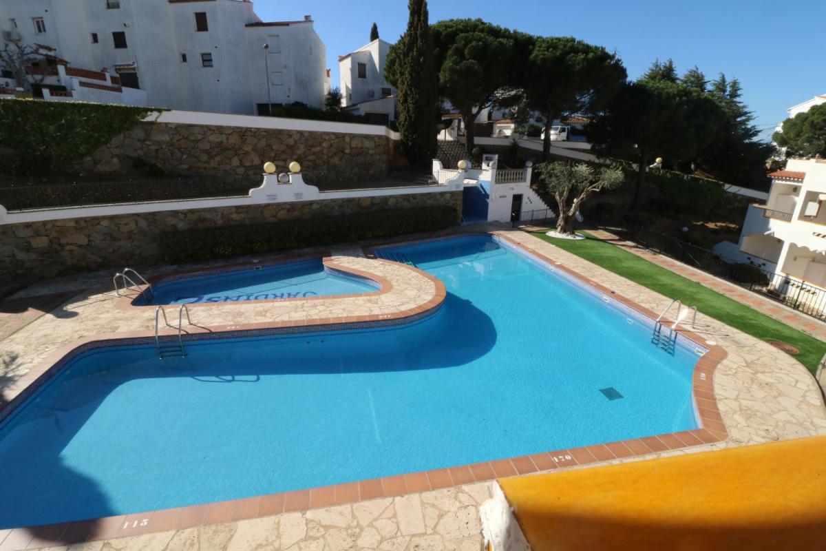 Apartment with Pool View 