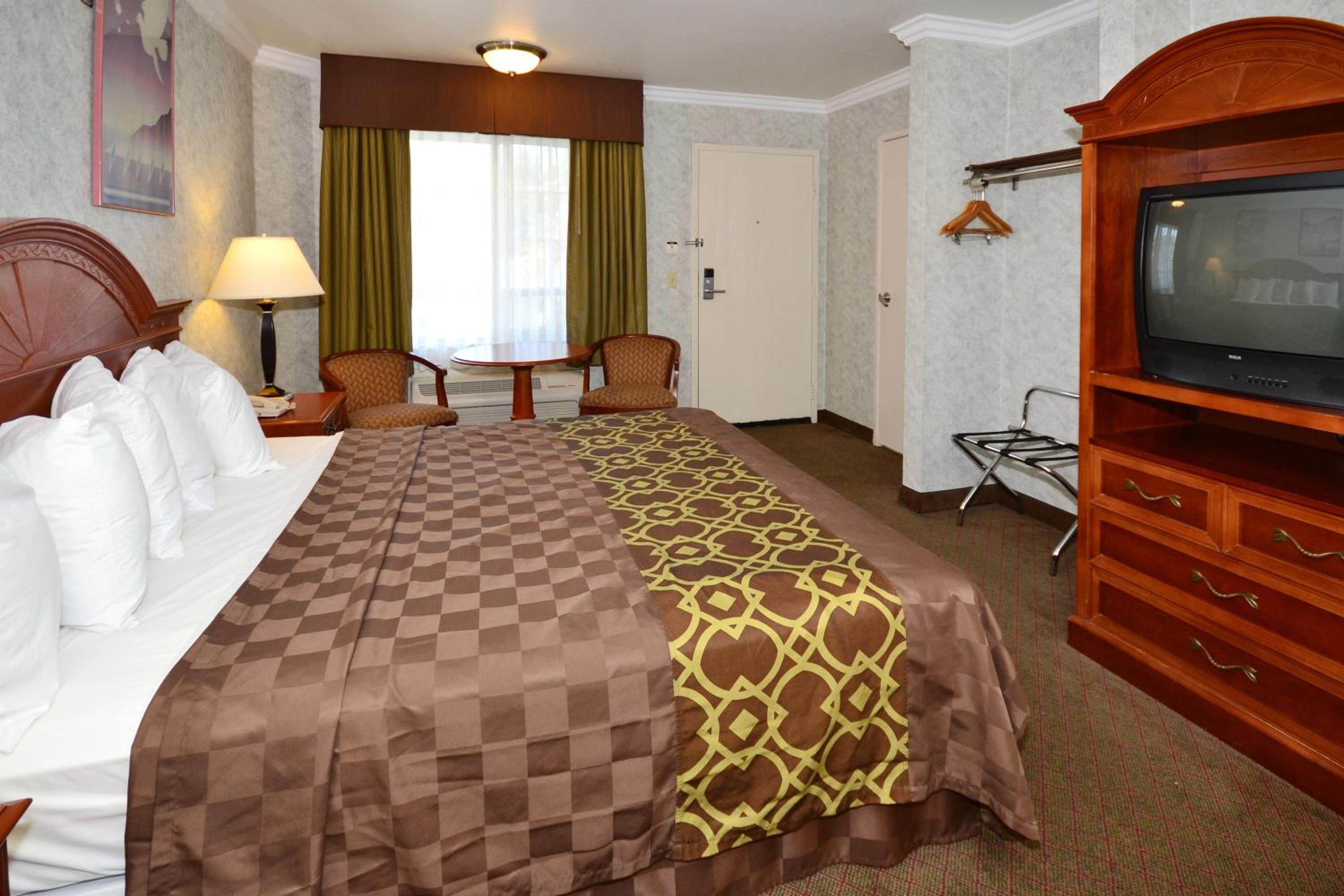 King Room - Non-Smoking - Photo 4