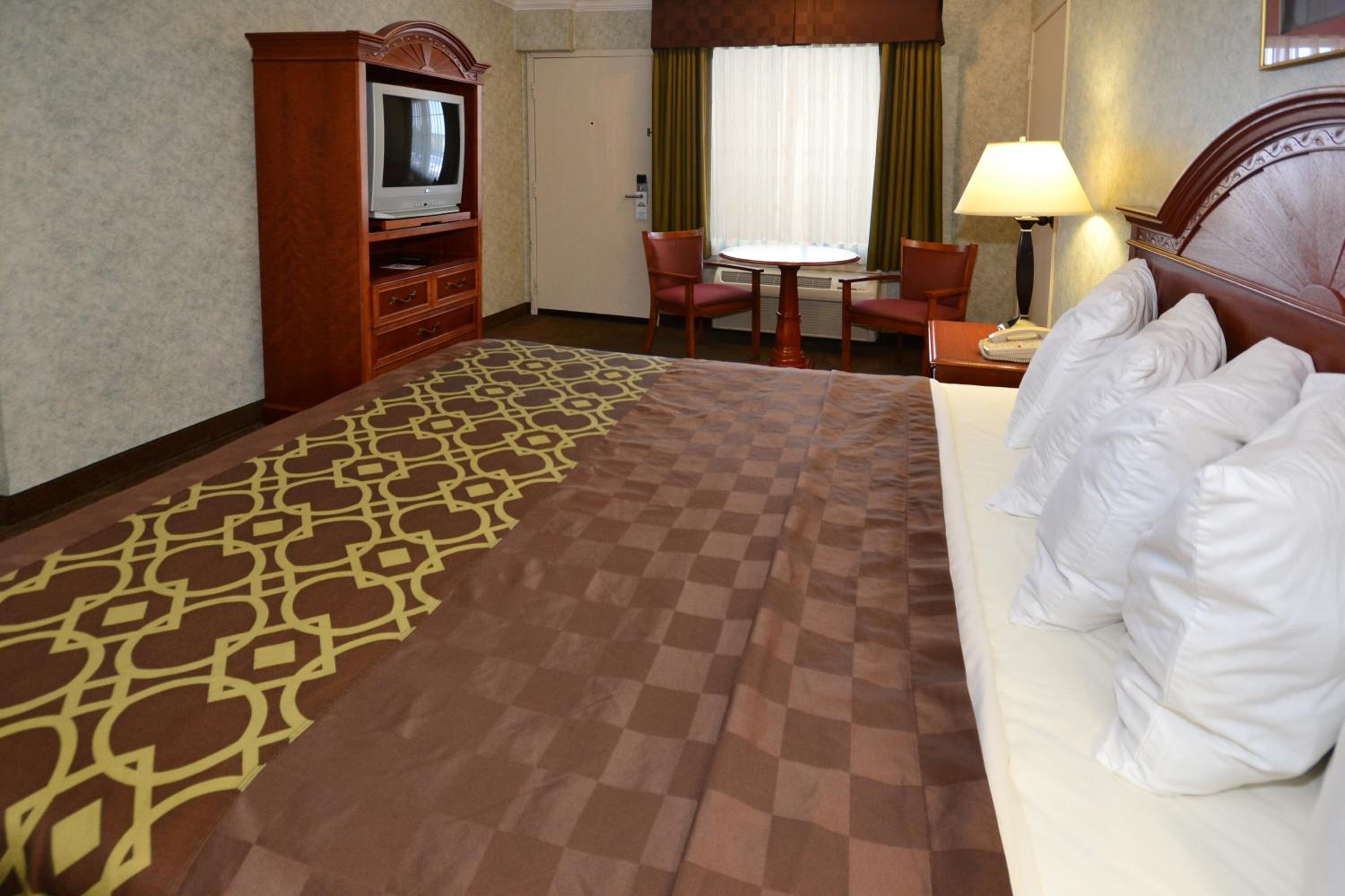 King Room - Non-Smoking - Photo 2