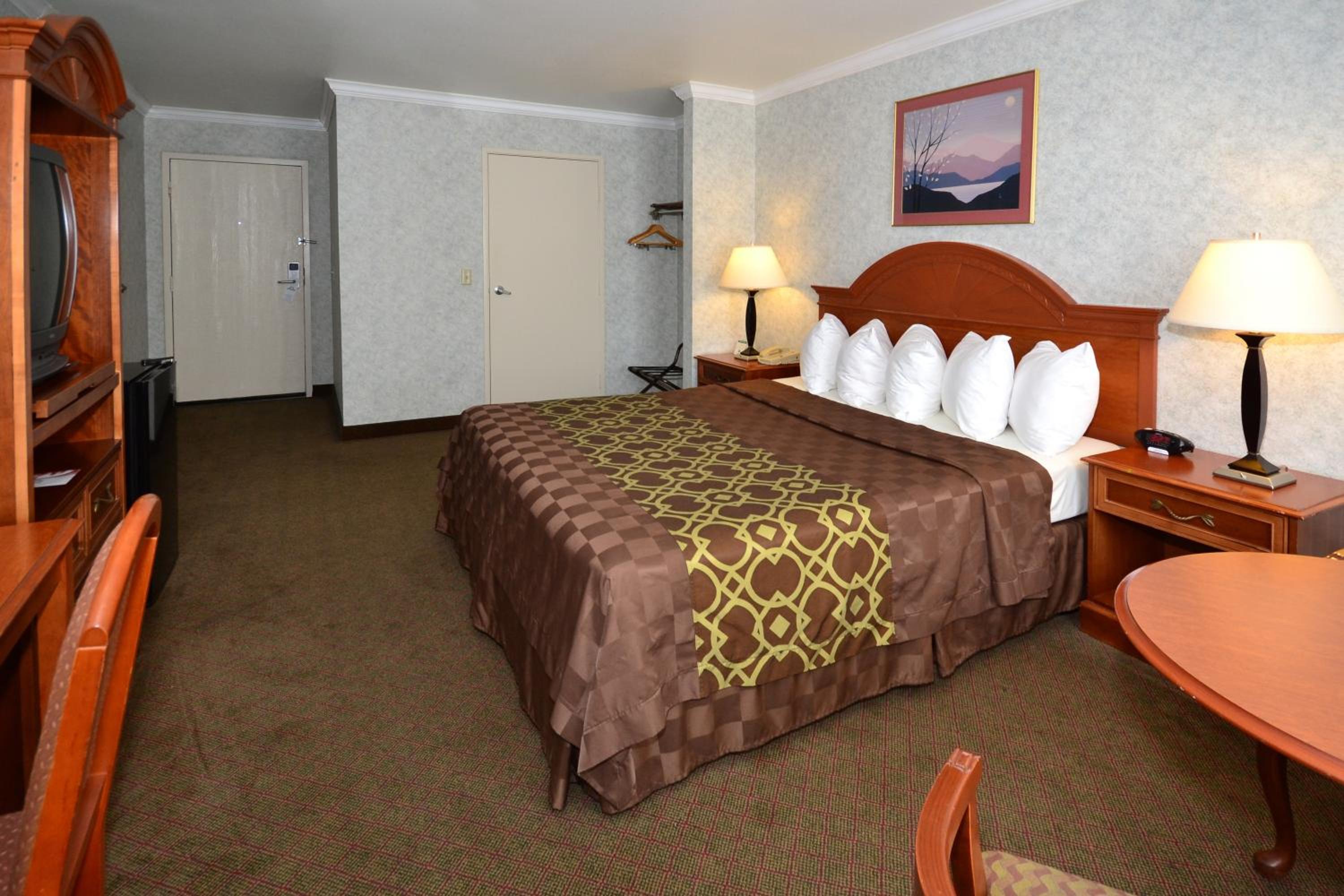 King Room - Non-Smoking - Photo 5