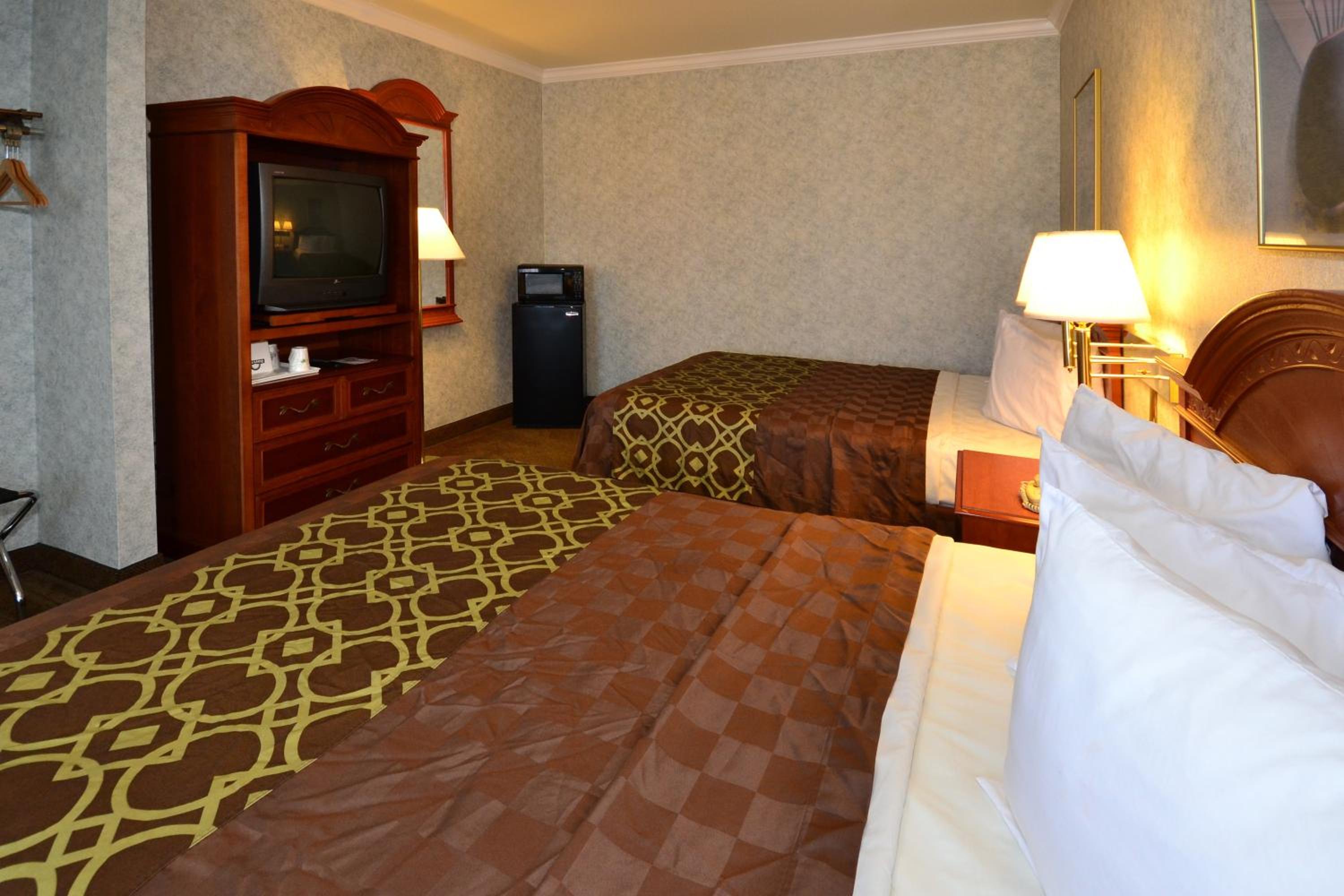 Queen Room with Two Queen Beds - Non-Smoking - Photo 4