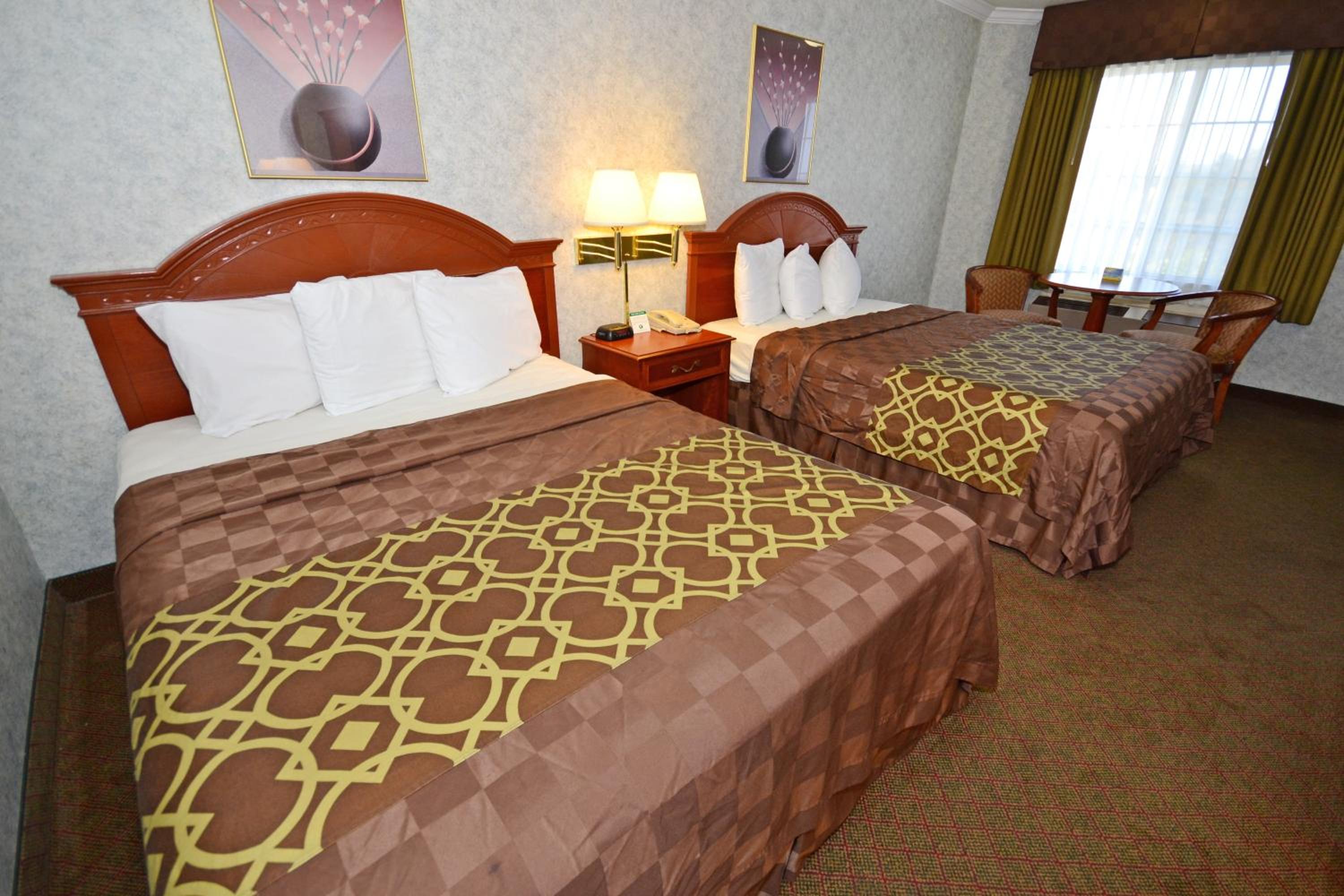 Queen Room with Two Queen Beds - Non-Smoking - Photo 3
