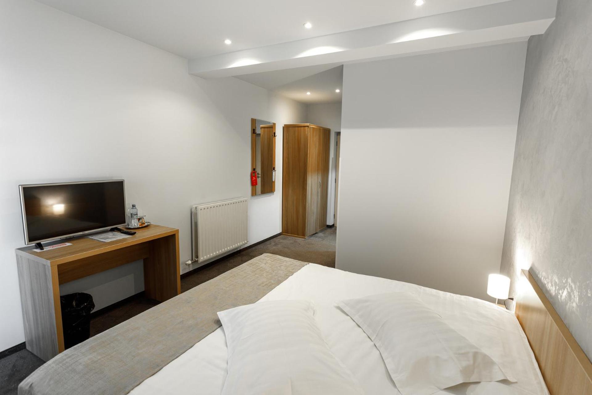 Single Room with Bathroom photo 3