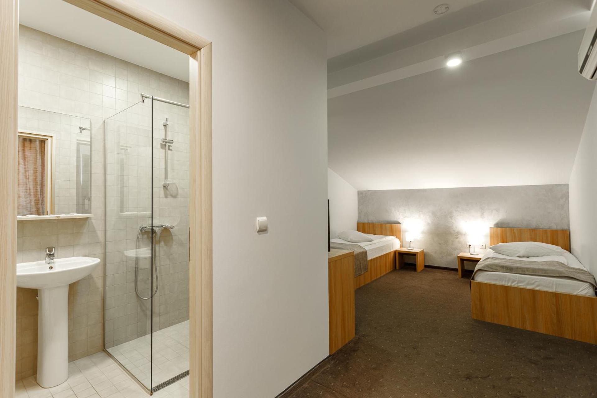 Twin Room with Private Bathroom photo 2