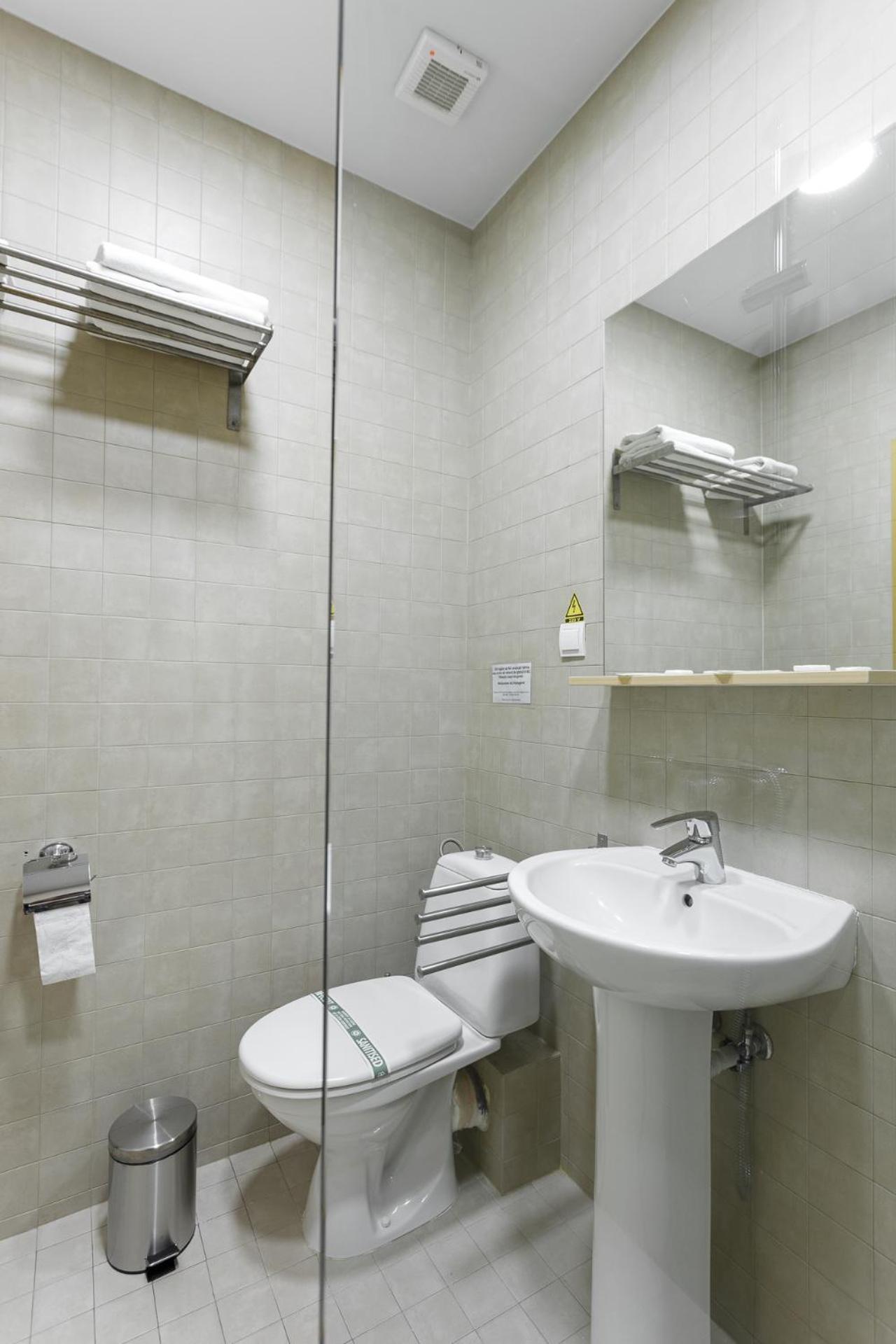 Single Room with Bathroom photo 2