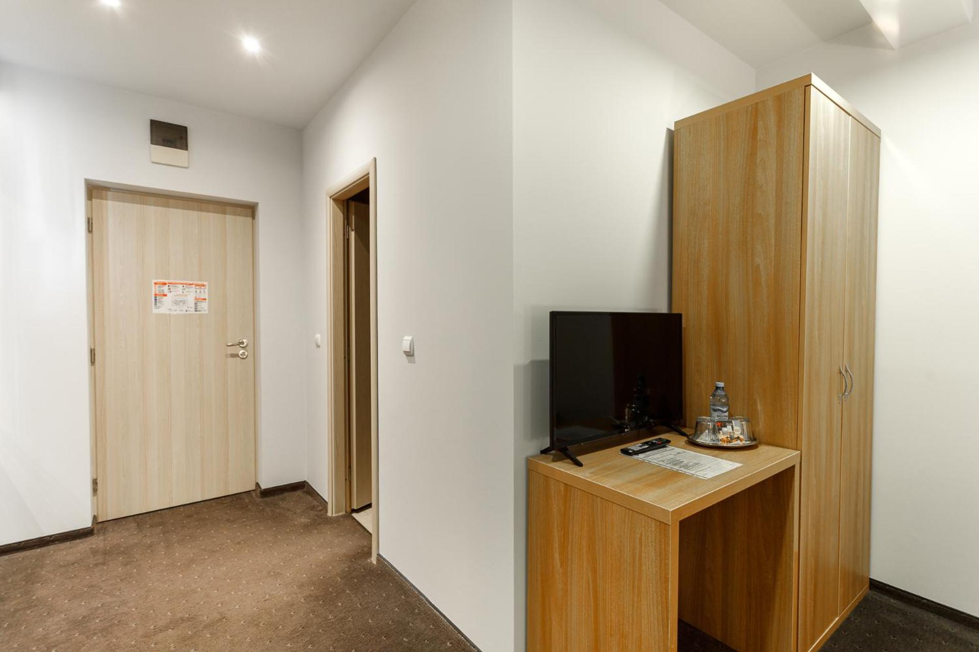 Twin Room with Private Bathroom photo 3