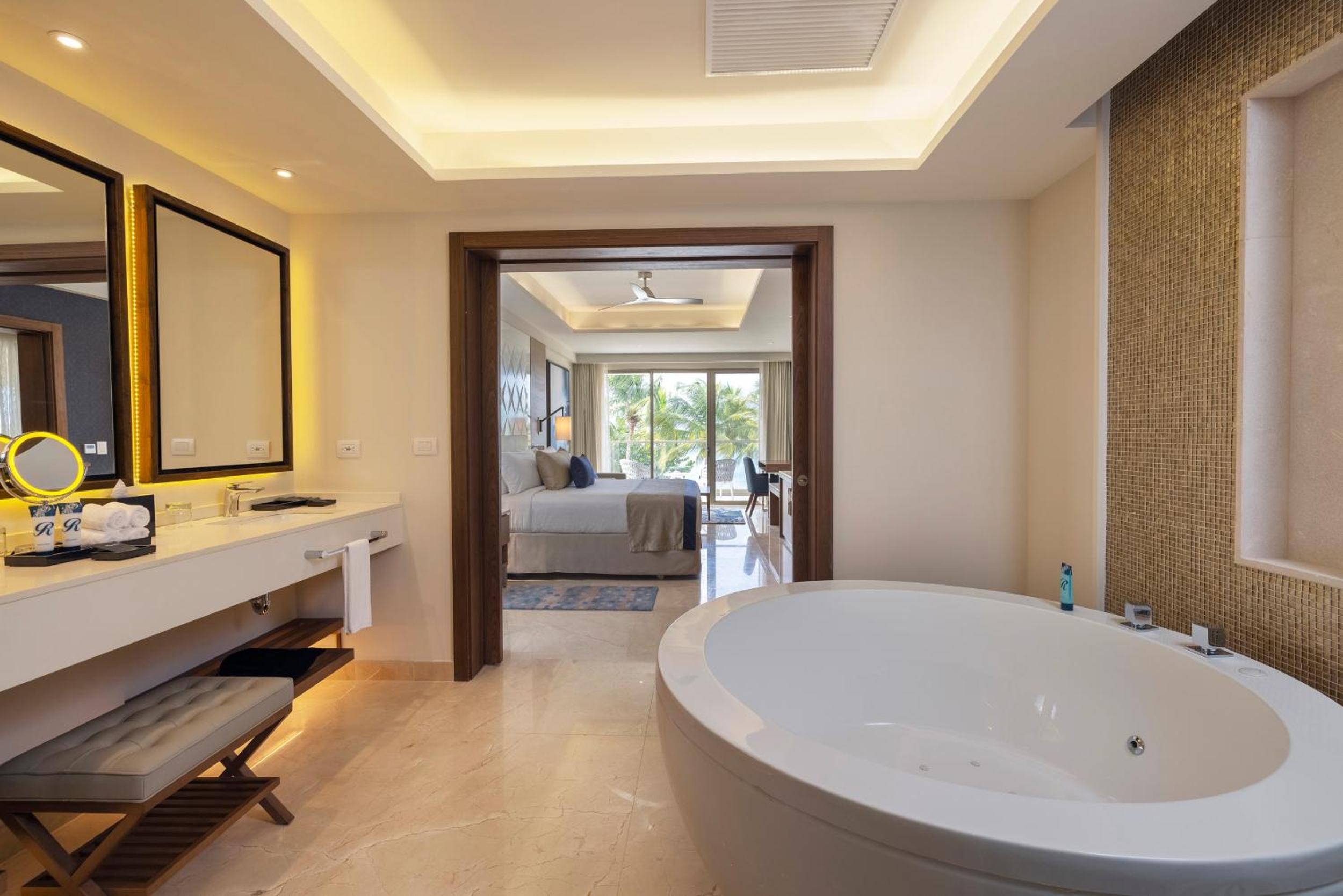 Luxury Chairman Two Bedroom Suite Ocean Front Diamond Club - Photo 6