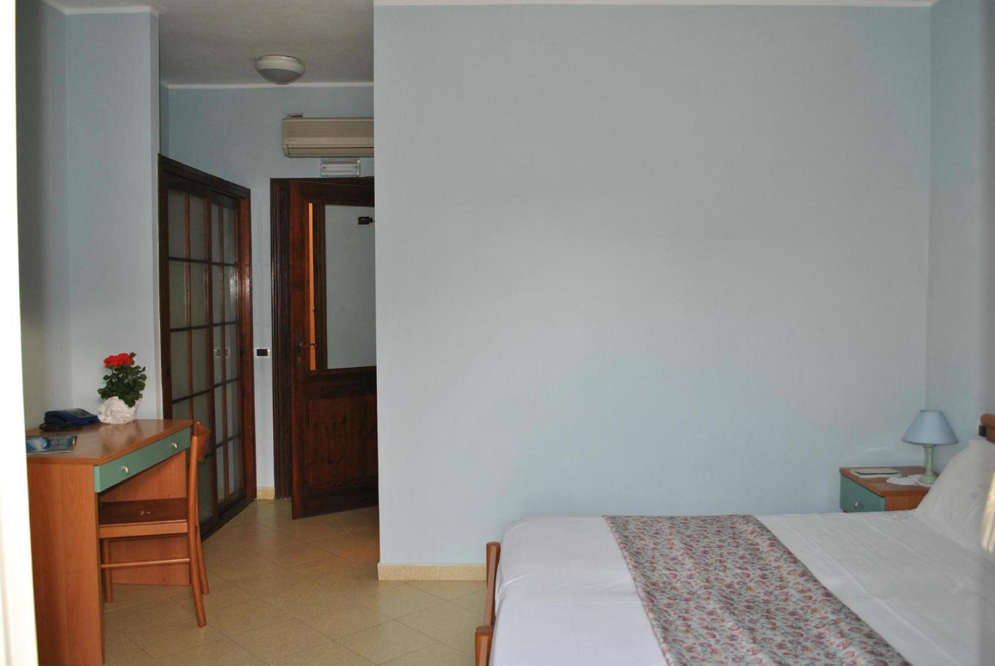 Large Twin Room photo 1