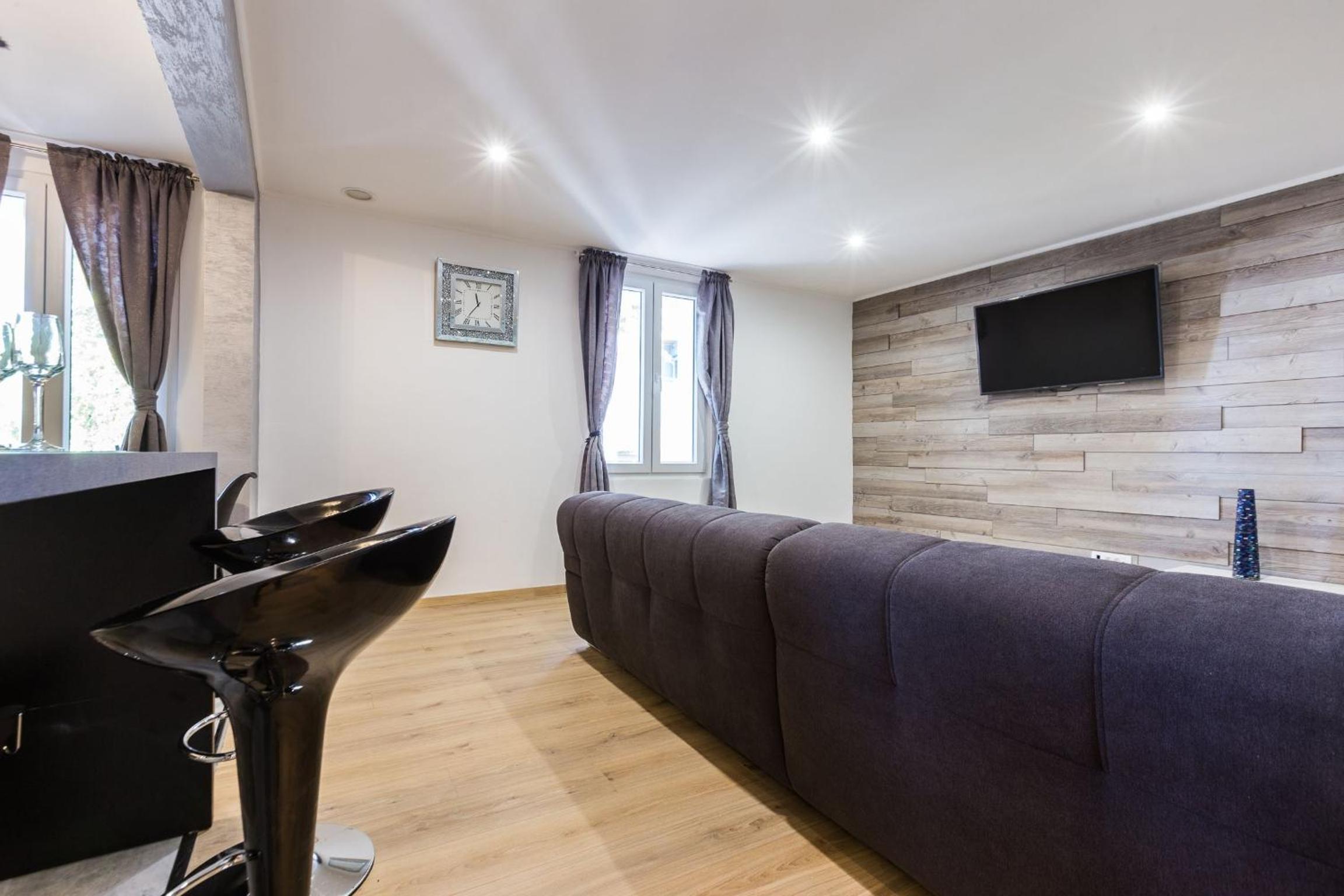 Apartment with Terrace and Partial Sea View - Photo 19