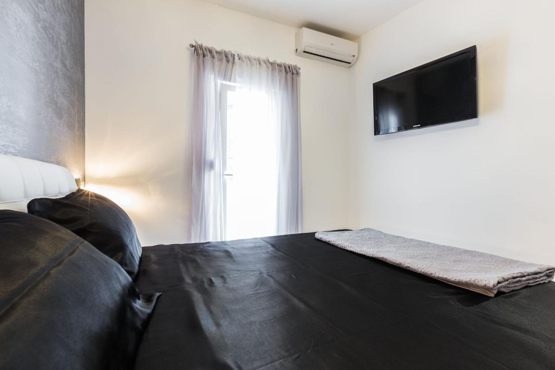 Apartment with Terrace and Partial Sea View - Photo 25