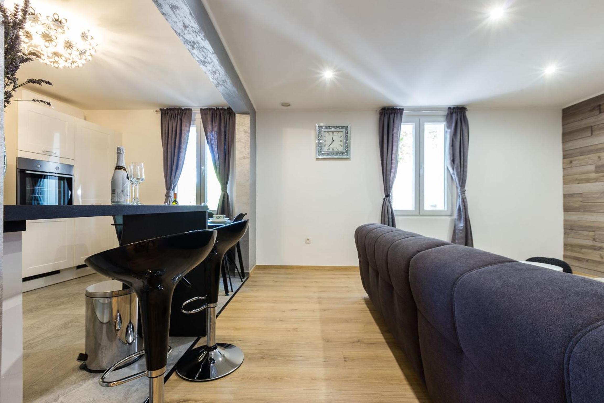Apartment with Terrace and Partial Sea View - Photo 30