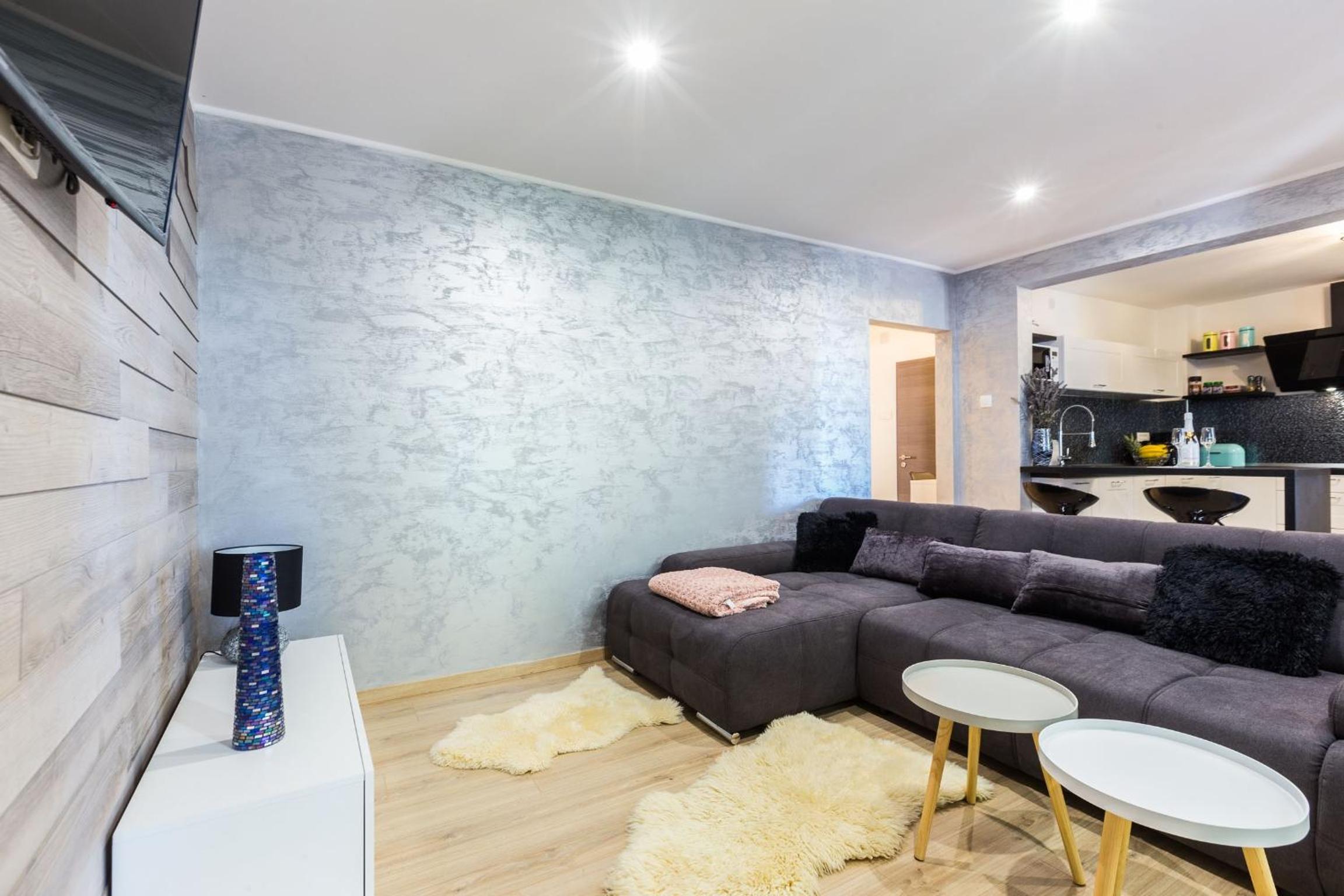 Apartment with Terrace and Partial Sea View - Photo 35