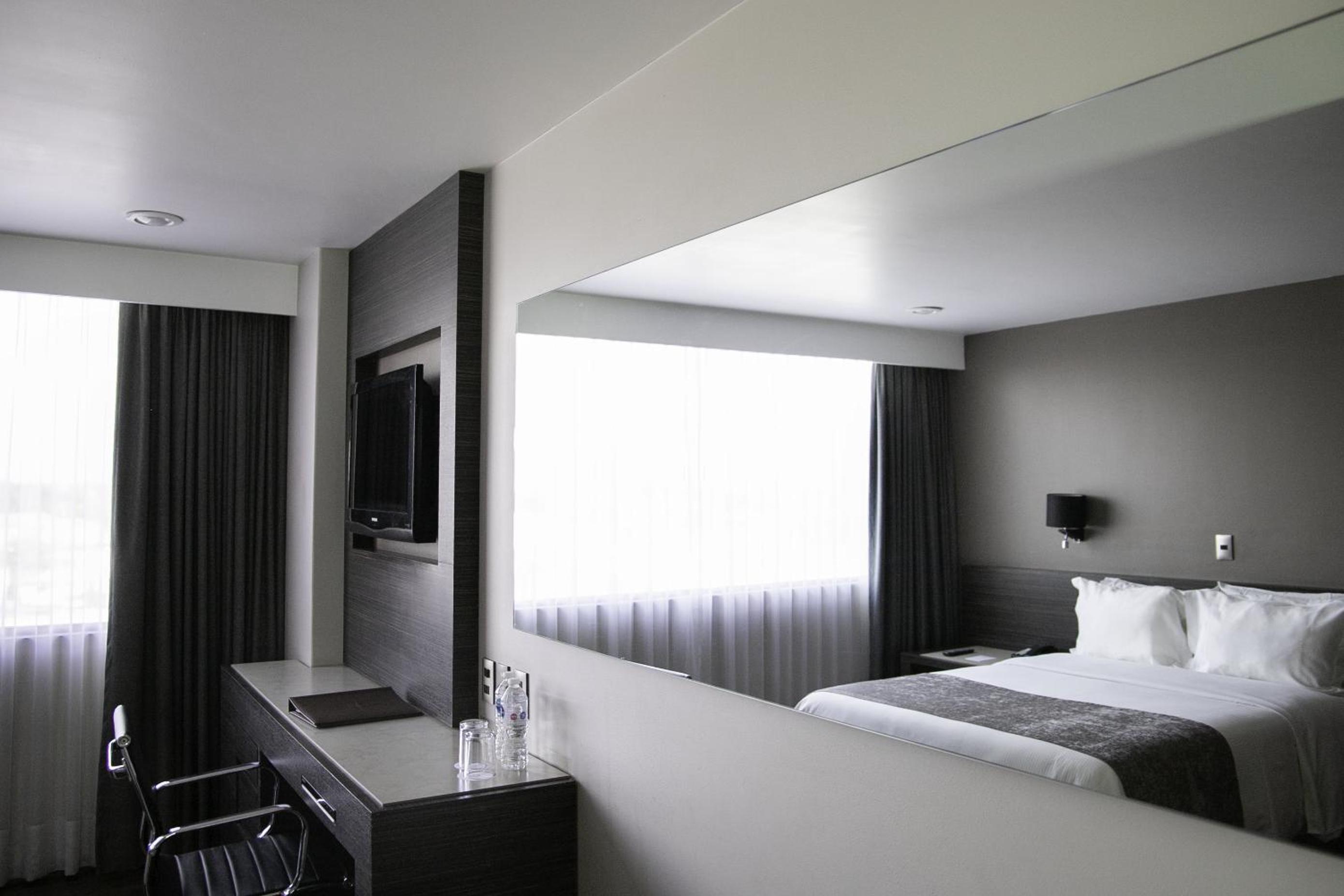 Queen Room photo 2