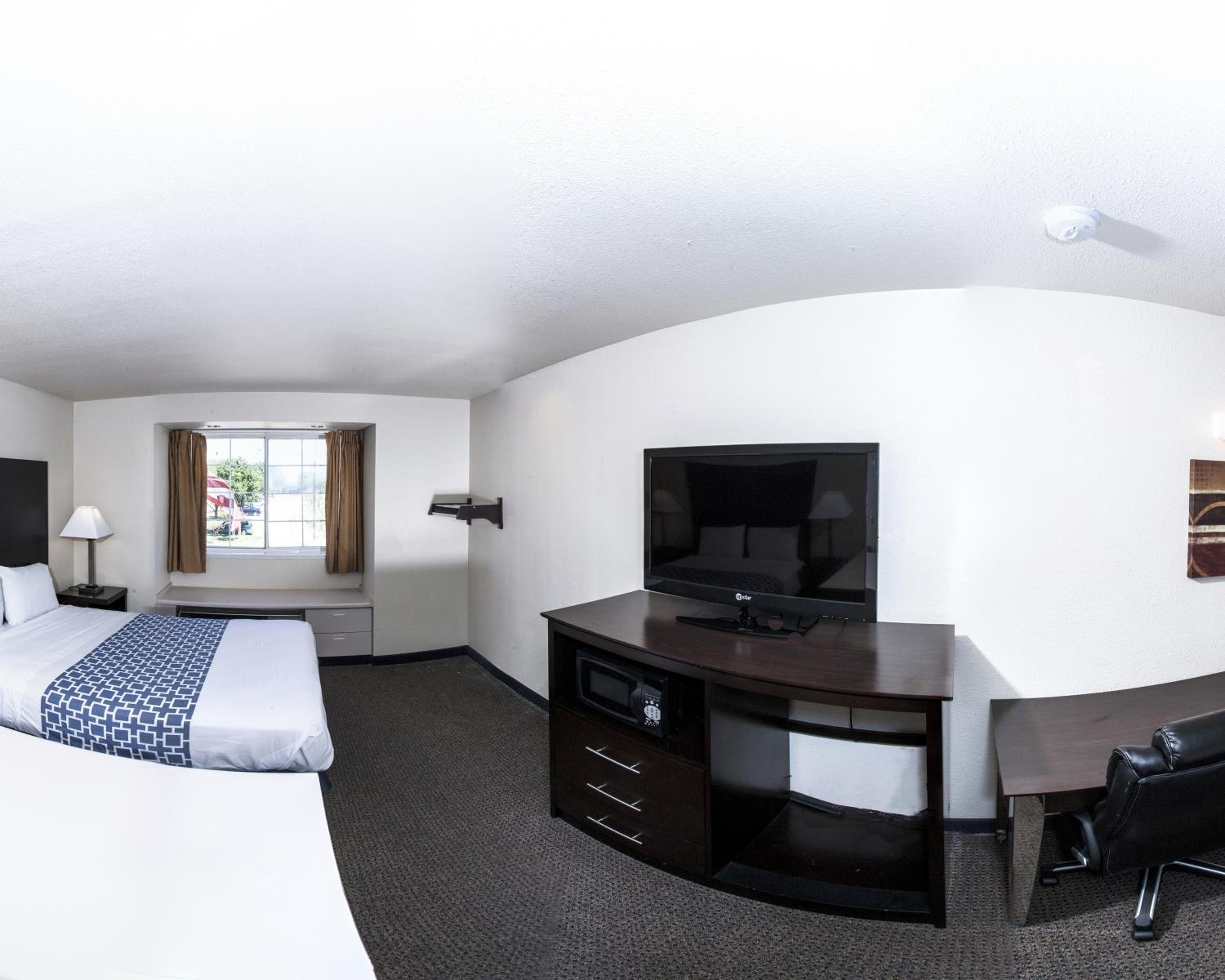 Queen Room with Two Queen Beds - Non-Smoking - Photo 3