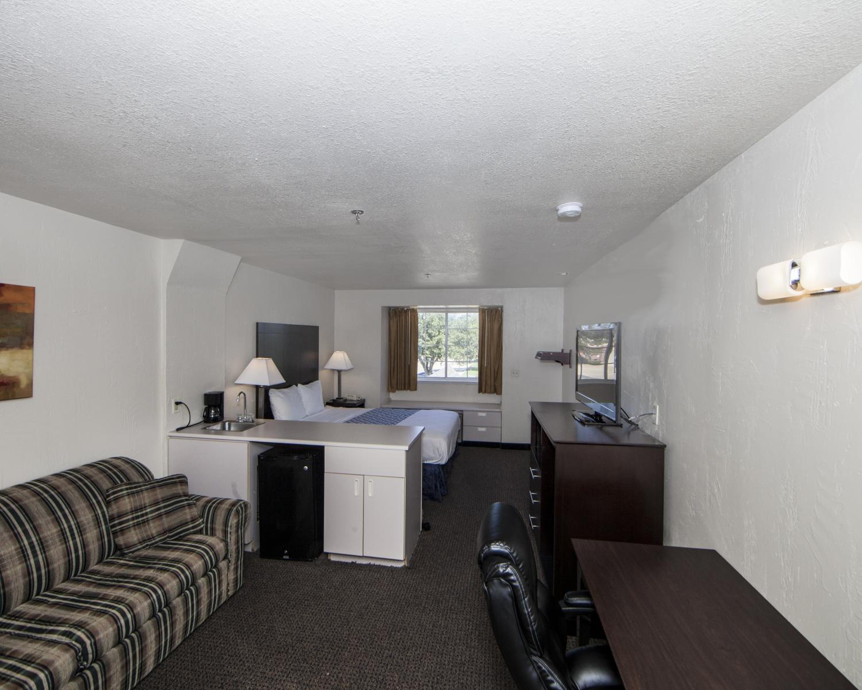Queen Room - Non-Smoking - Photo 3