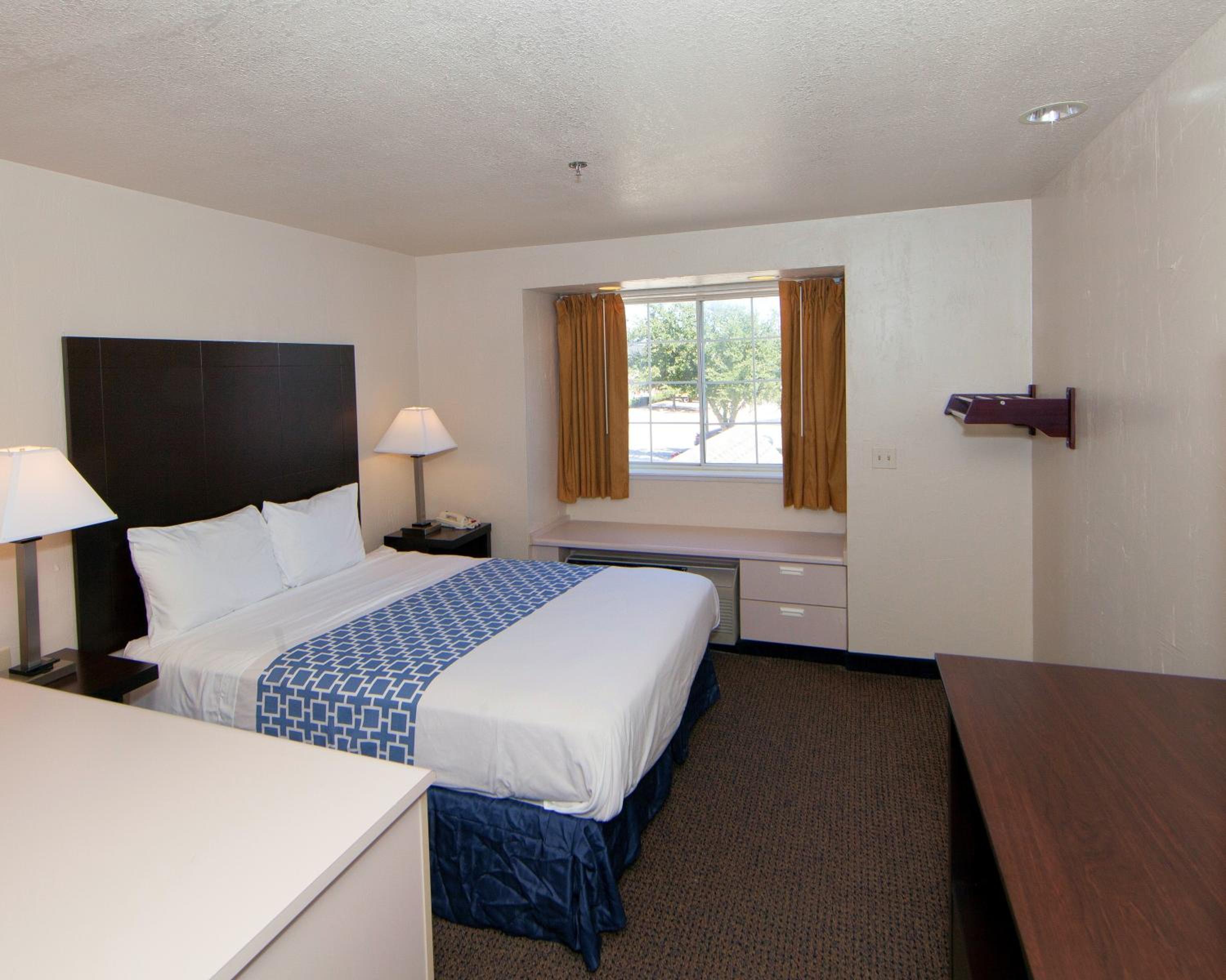 Queen Room with Two Queen Beds - Non-Smoking - Photo 4