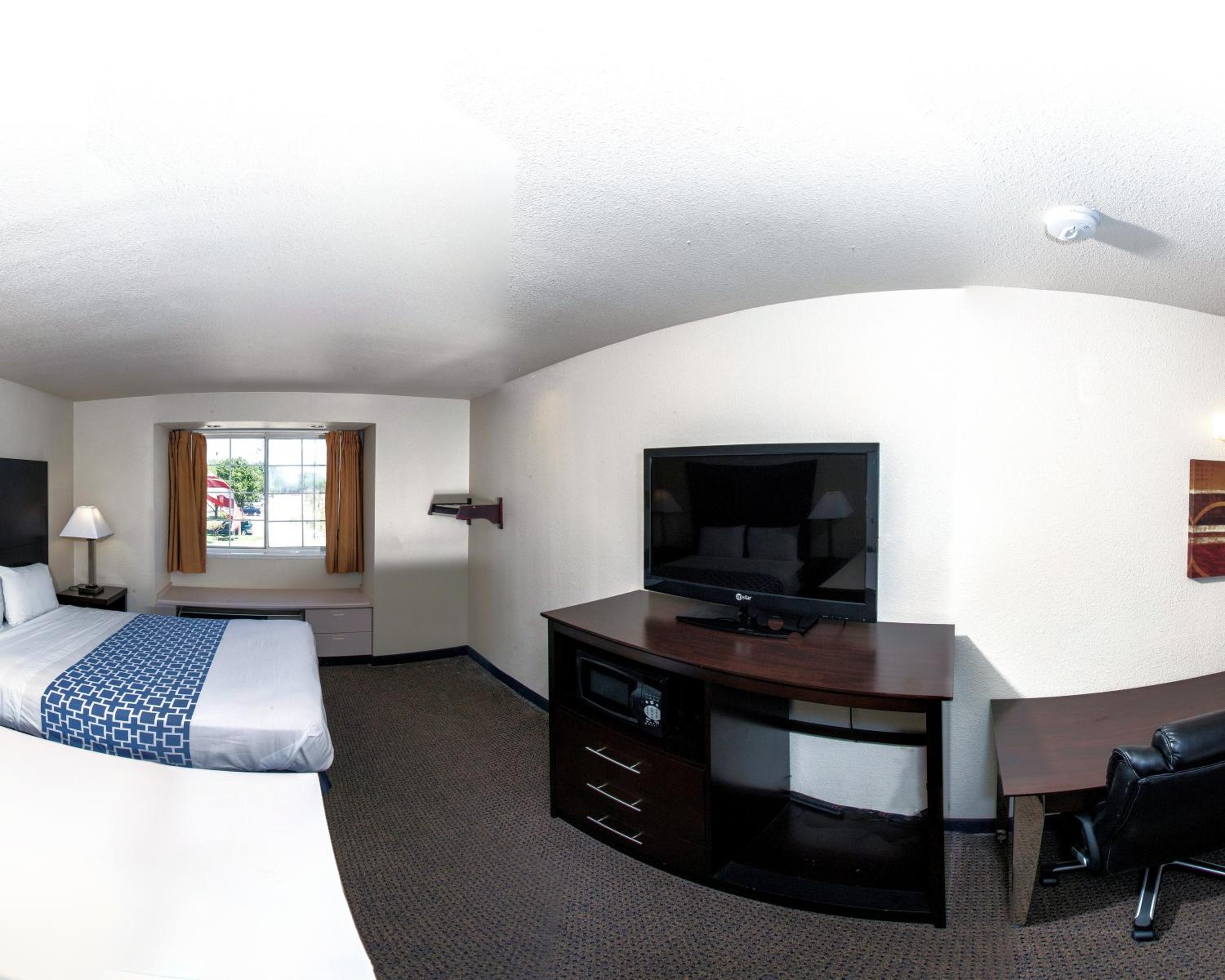 Queen Room with Two Queen Beds - Non-Smoking - Photo 2