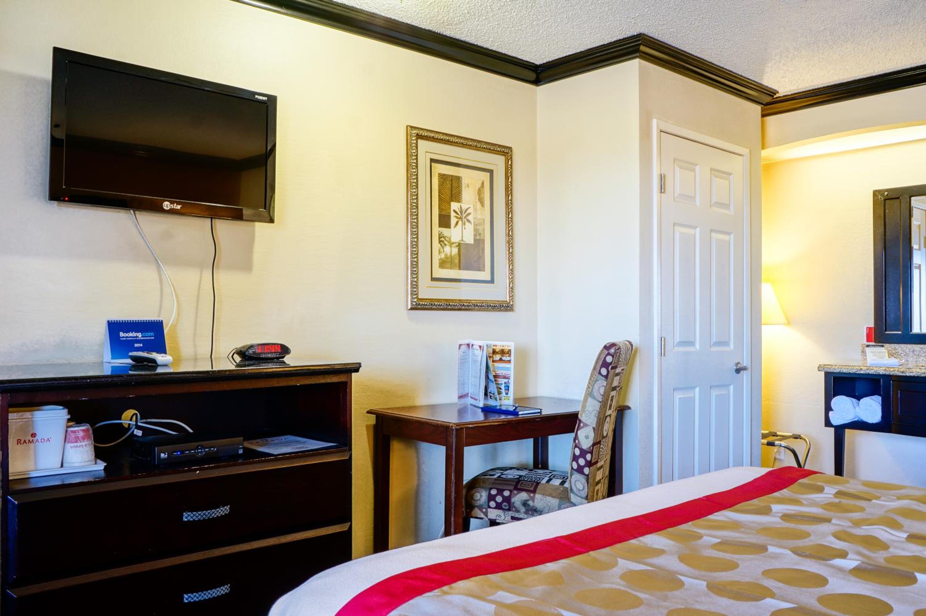 King Room - Non-Smoking - Photo 7
