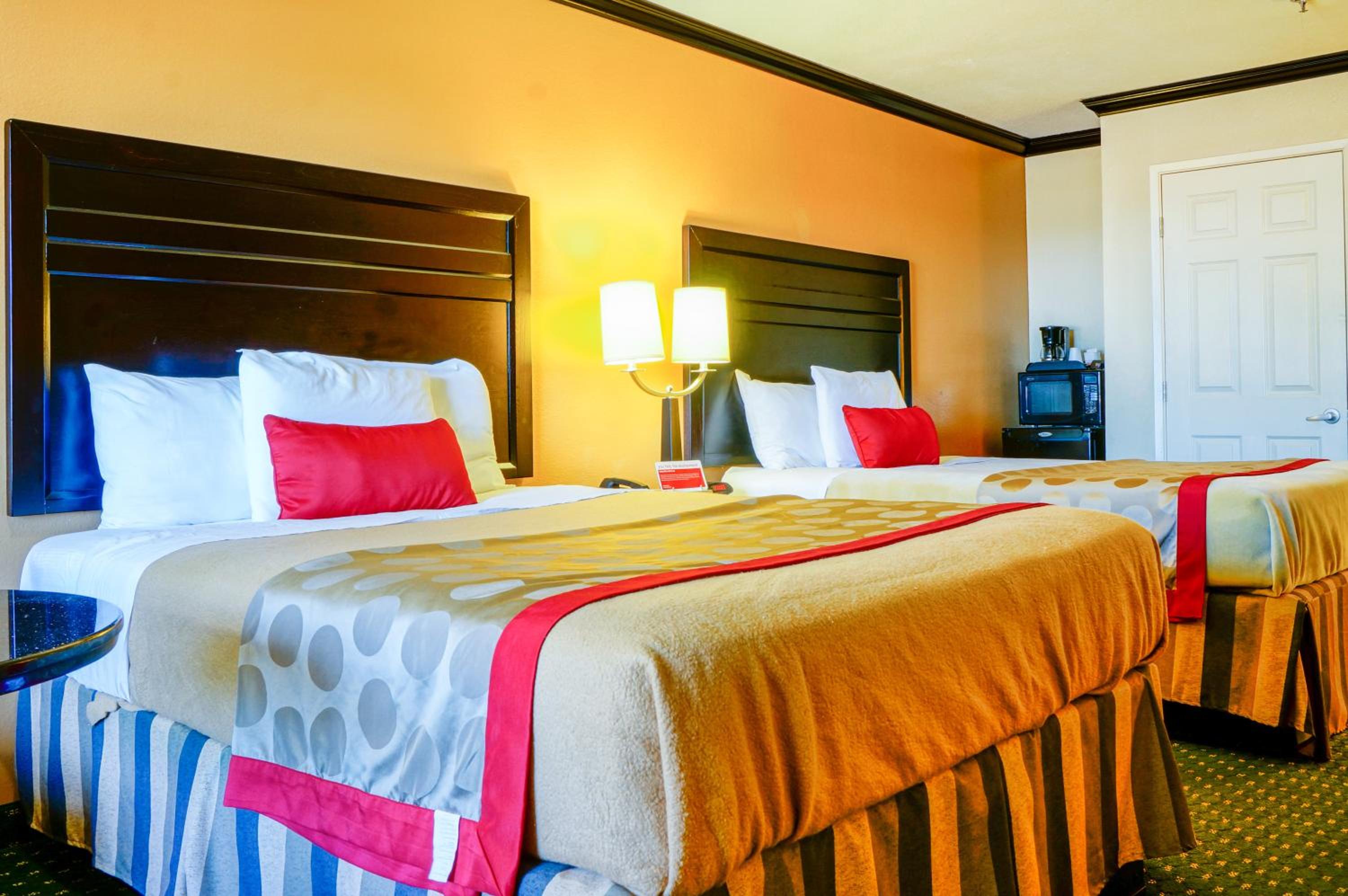 Queen Room with Two Queen Beds - Non-Smoking - Photo 10