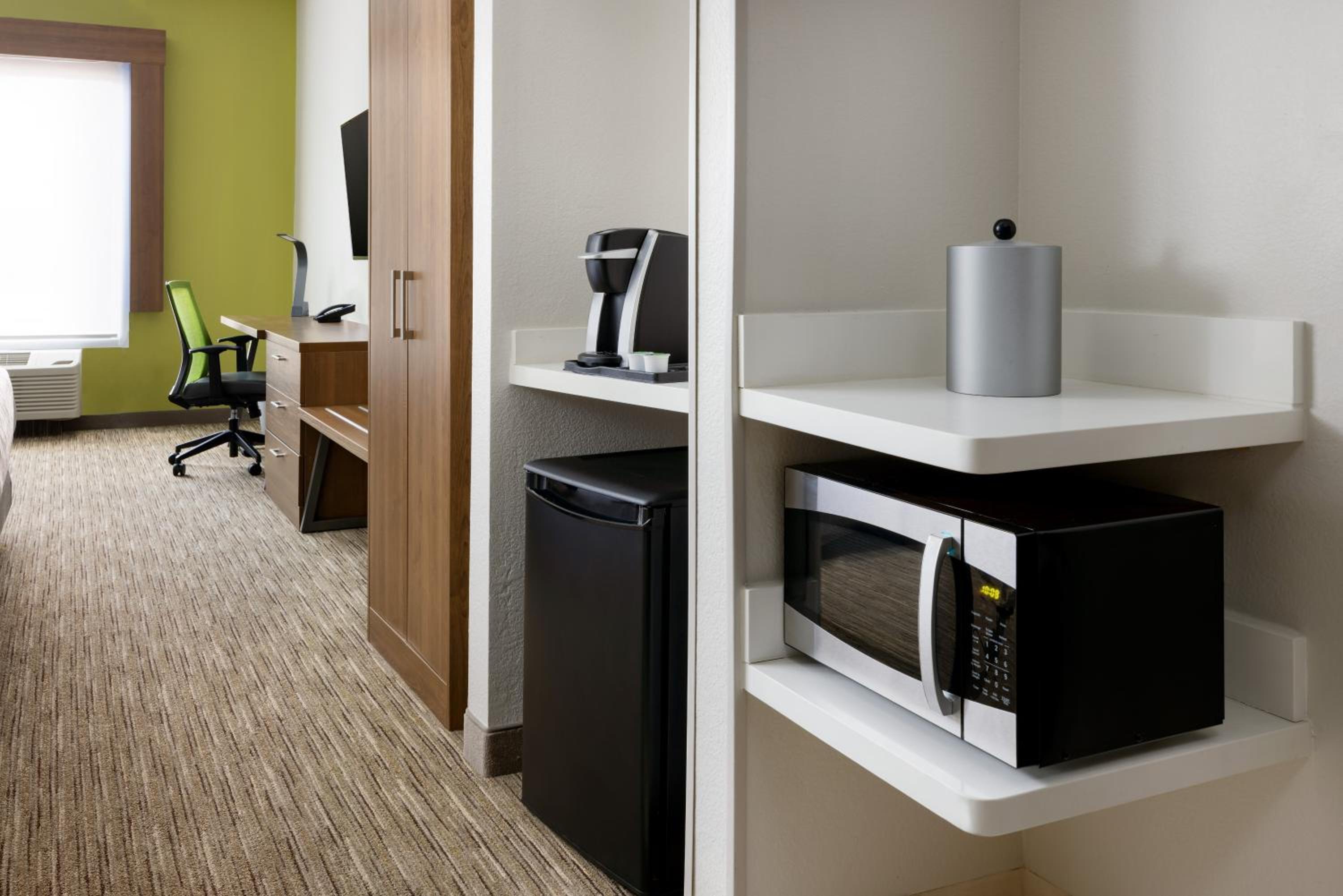 Standard Queen Room with Two Queen Beds and Tub - Mobility/Communications Accessible photo 3