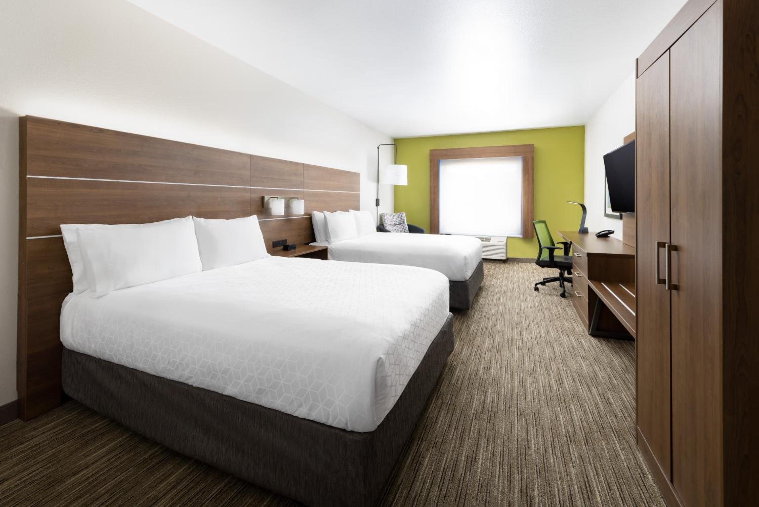 Queen Room with Two Queen Beds - Hearing Accessible/Non-Smoking photo 2