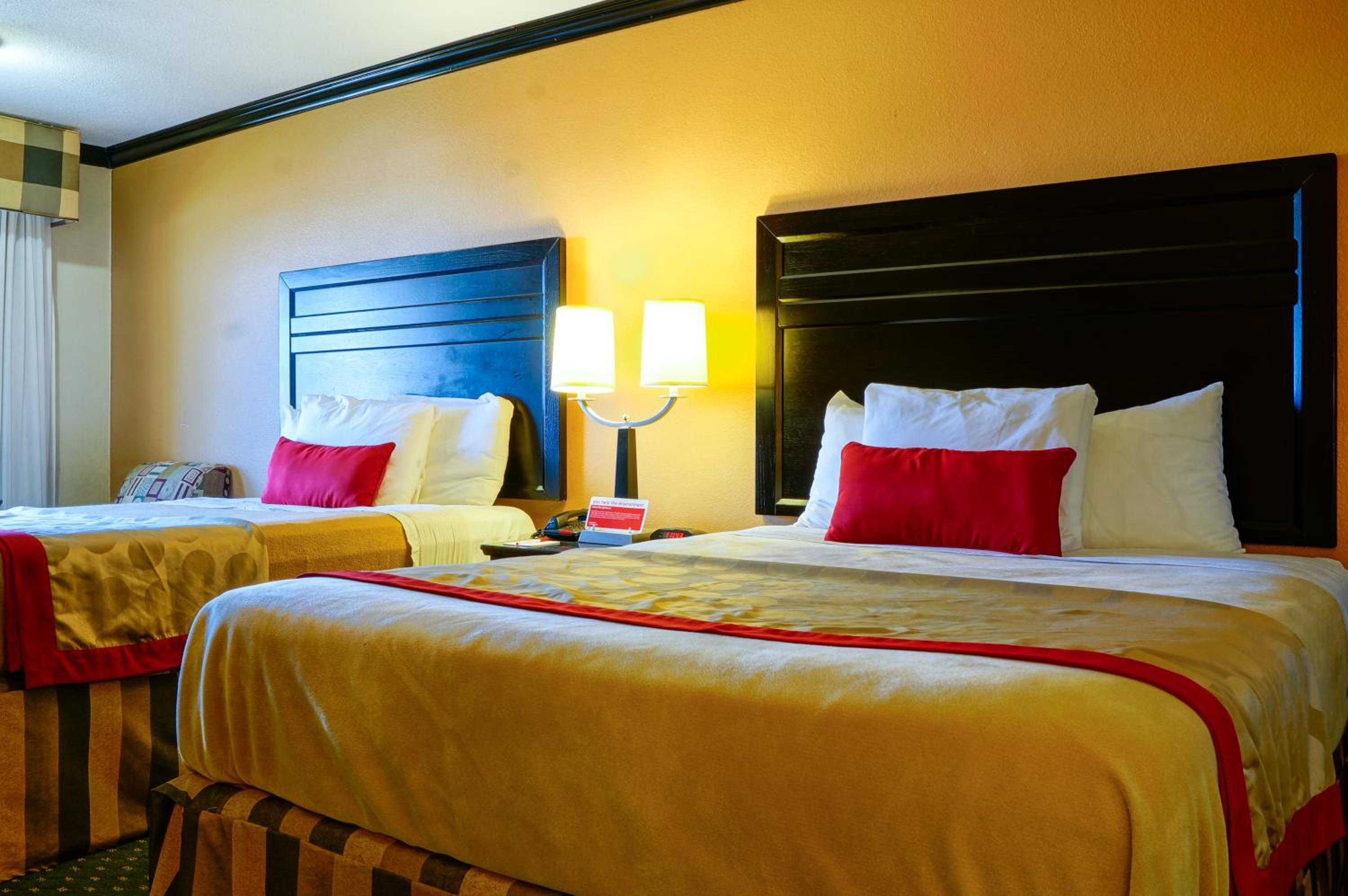 Queen Room with Two Queen Beds - Non-Smoking - Photo 11