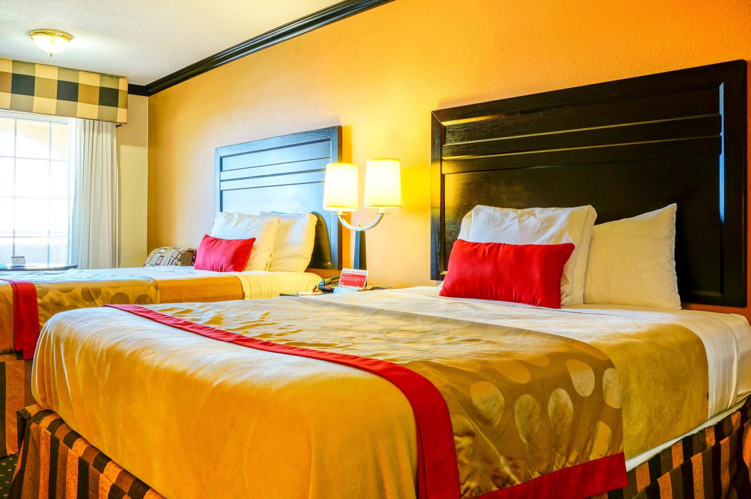 Queen Room with Two Queen Beds - Non-Smoking - Photo 8