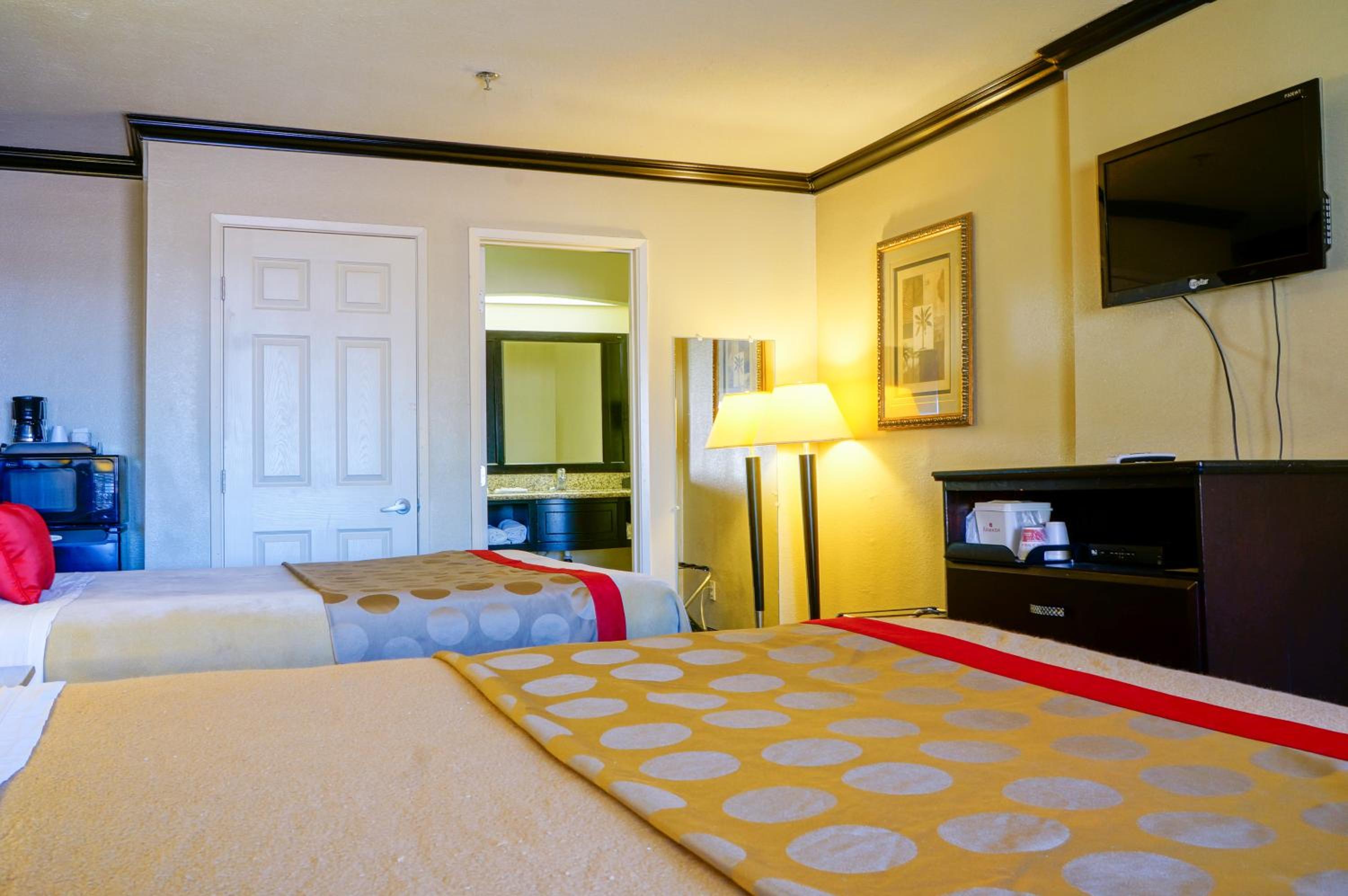 Queen Room with Two Queen Beds - Non-Smoking - Photo 2