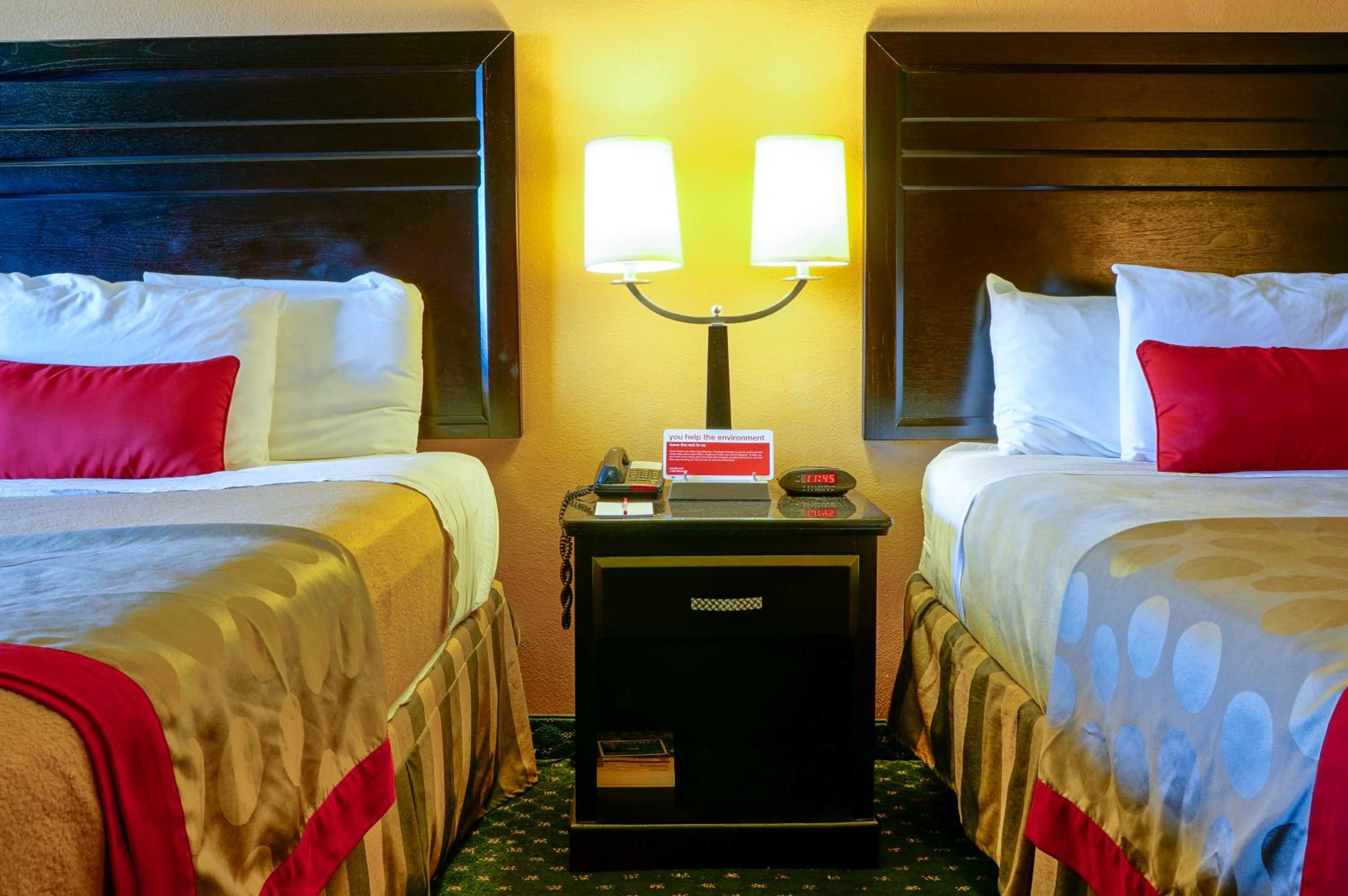 Queen Room with Two Queen Beds - Non-Smoking - Photo 9