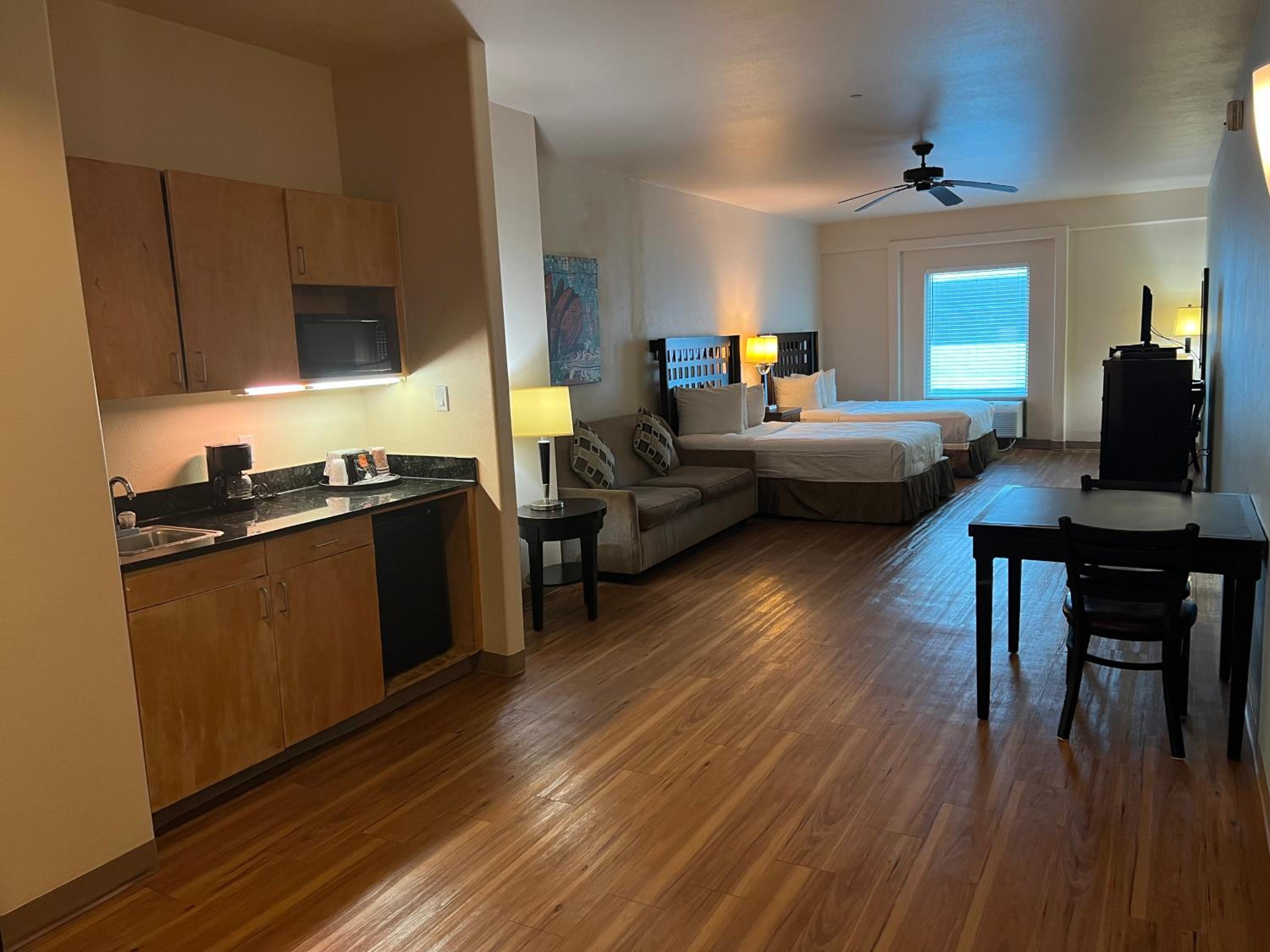 Deluxe Queen with Kitchenette and Sofa Bed - Photo 3