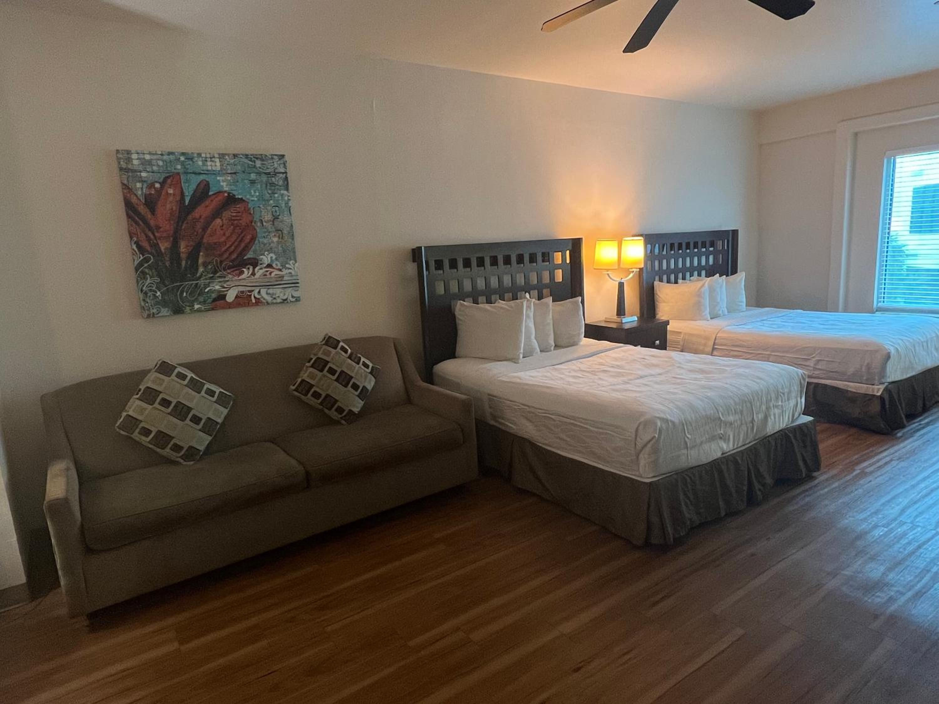Deluxe Queen with Kitchenette and Sofa Bed - Photo 4