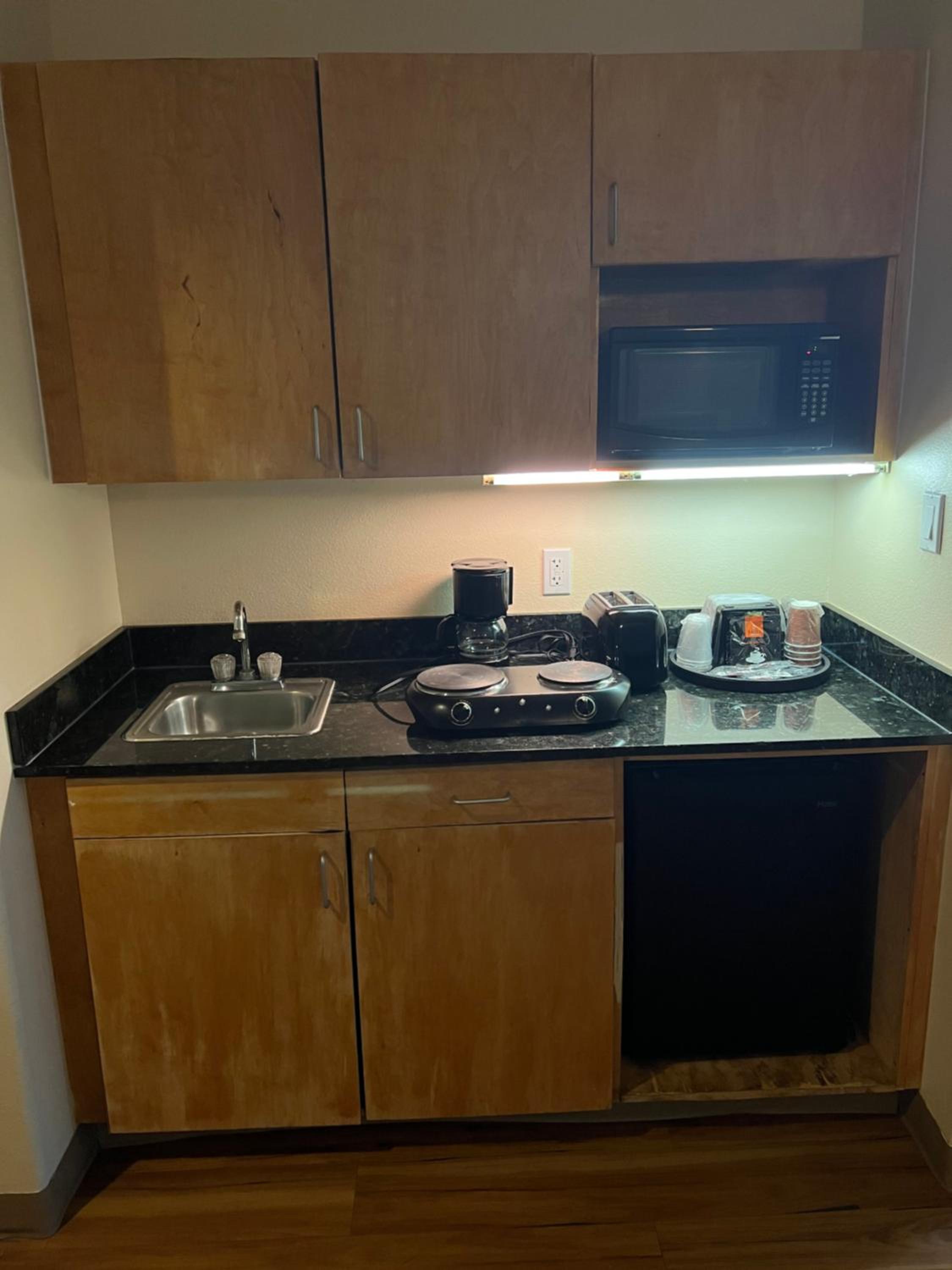 Deluxe Queen with Kitchenette and Sofa Bed - Photo 7