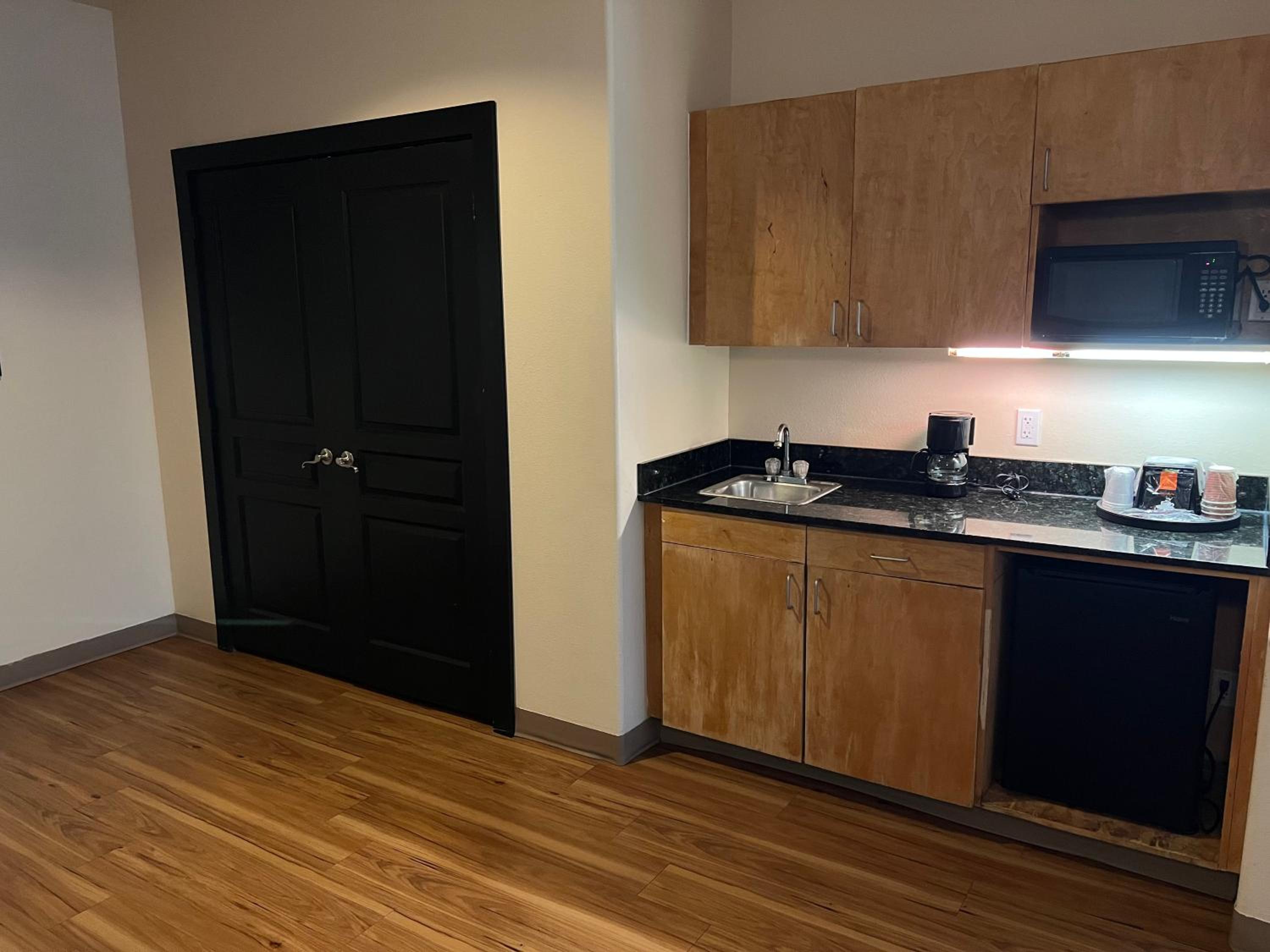 Deluxe Queen with Kitchenette and Sofa Bed - Photo 8