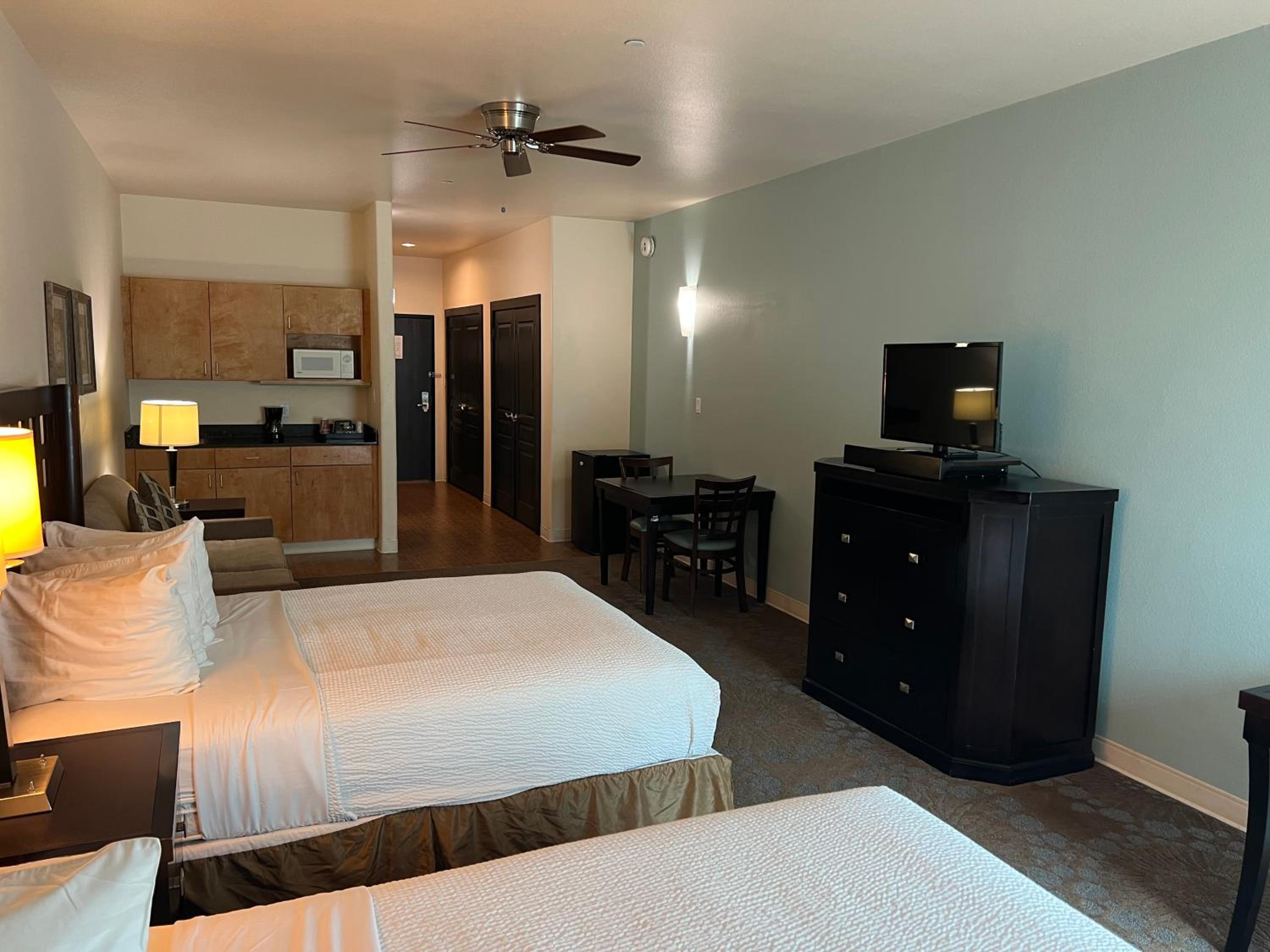 Deluxe Queen with Kitchenette and Sofa Bed - Photo 13