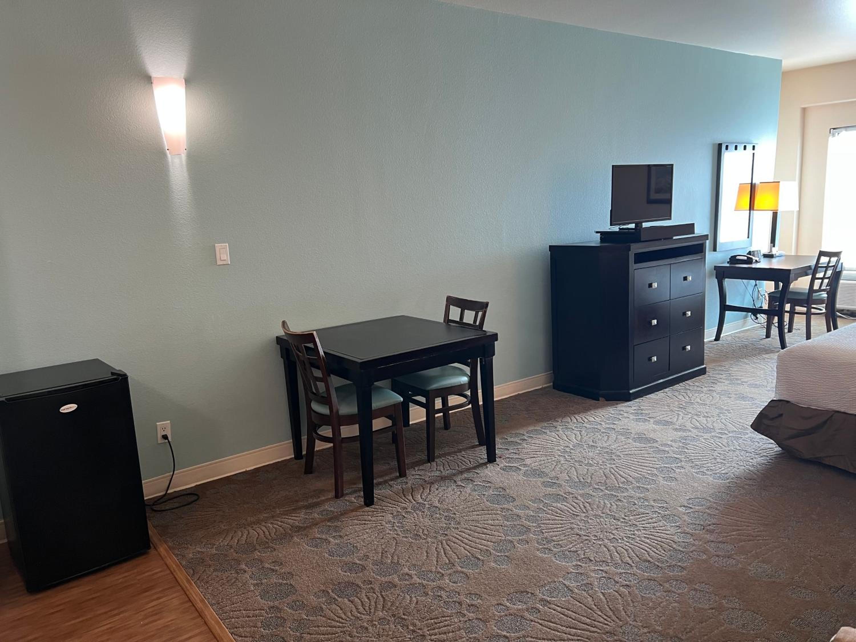 Deluxe Queen with Kitchenette and Sofa Bed - Photo 14